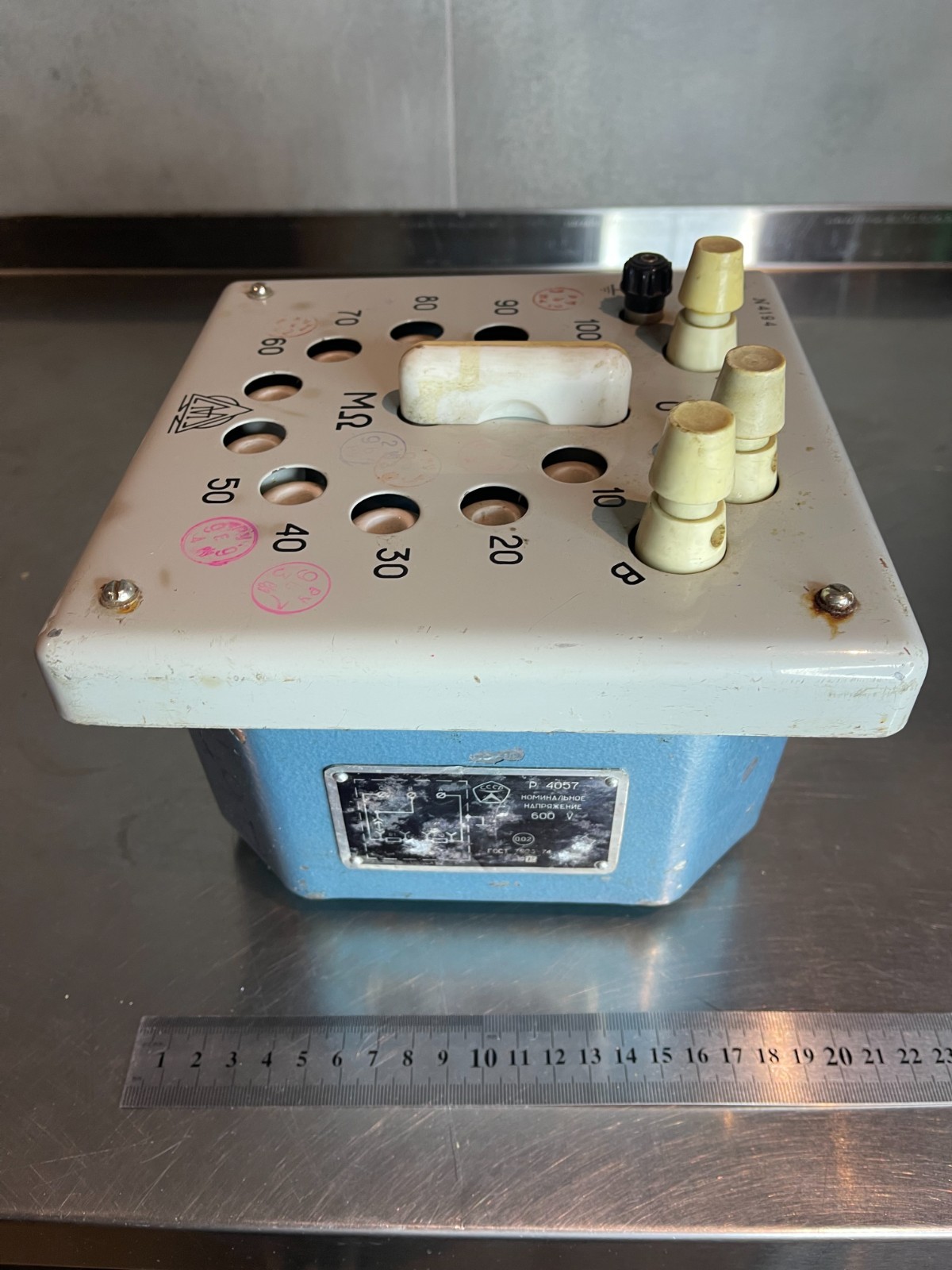 0 10 20 30 40 50 60 70 80 90 100 MOhm Resistance Standard Box 0.02% 600V