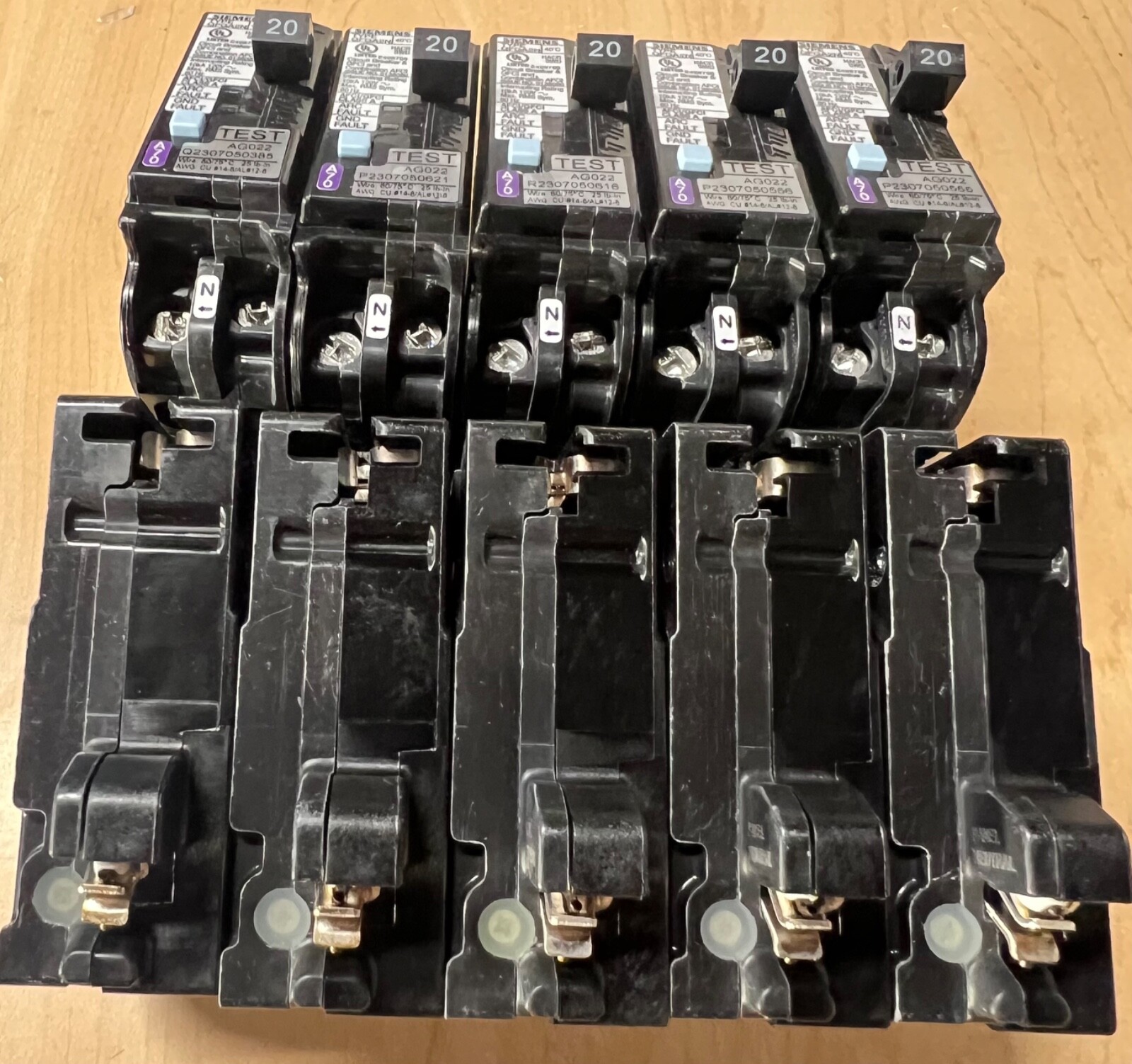 BOX OF 10 SIEMENS Q120DFN 20A DUAL AFCI/GFCI PLUG ON NEUTRAL BREAKER BRAND NEW