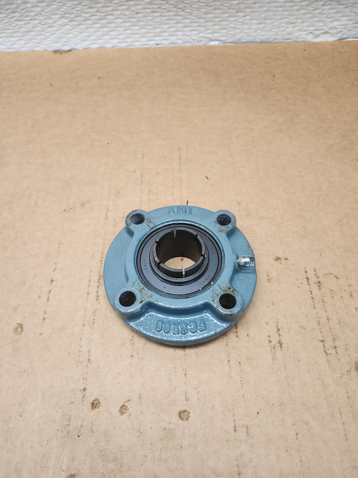 NEW NO BOX AMI Flange-Mount Ball Bearing FCSX06, UE207