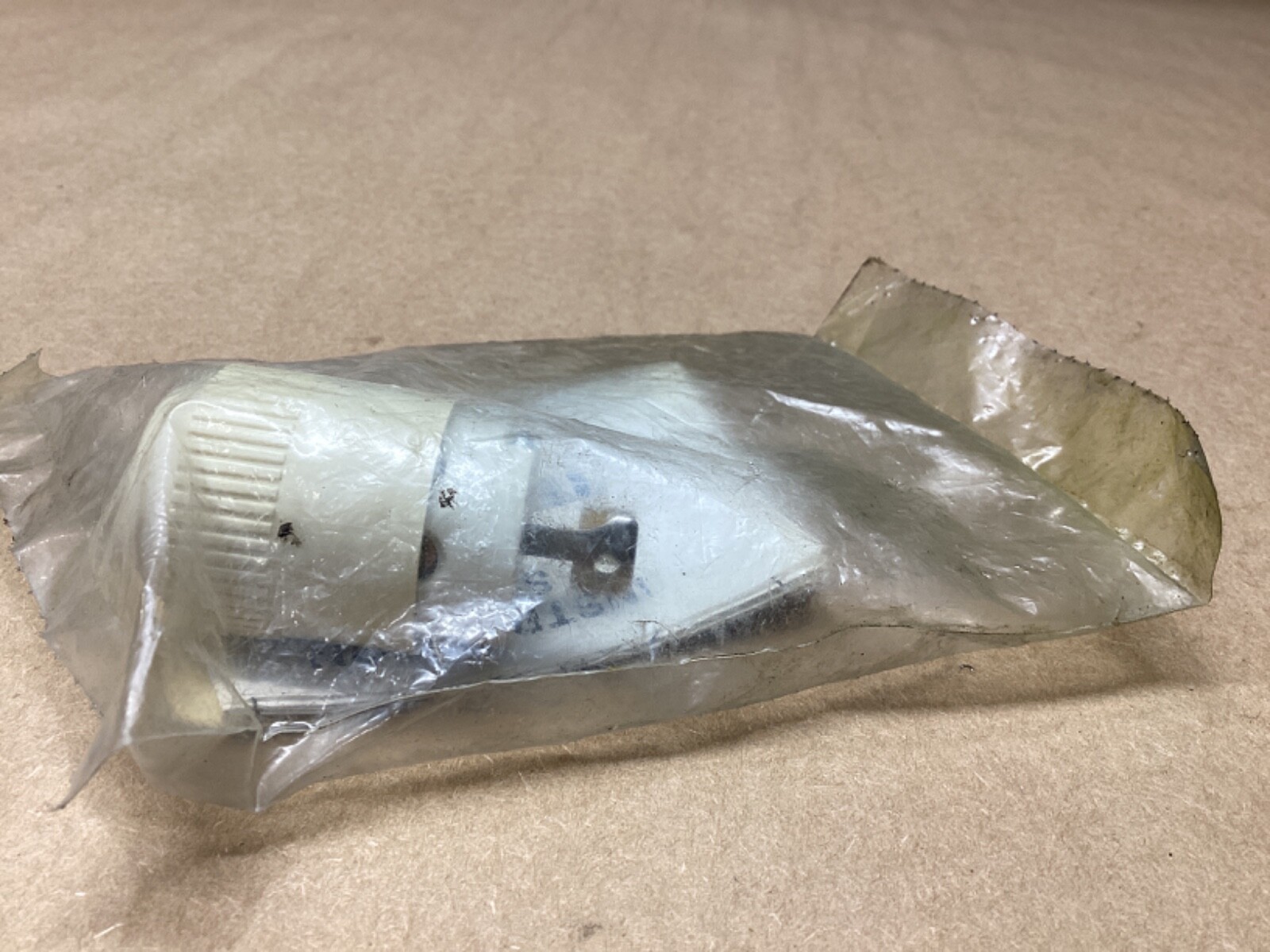 Bryant Midget Locking Plug 2P 2W 125VAC 15A 7465N #126L61
