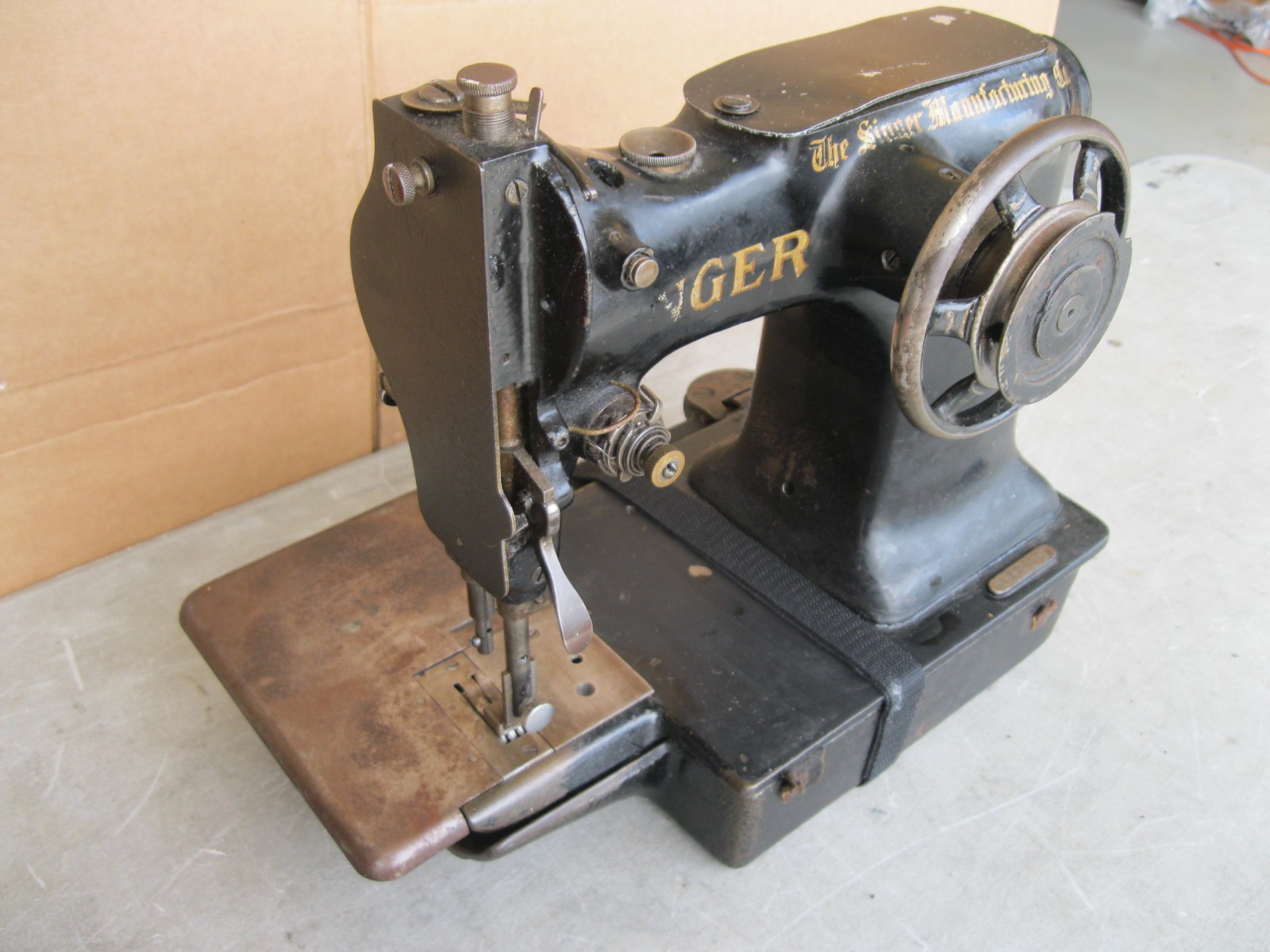 SINGER INDUSTRIAL MACHINE 65 OR 65W1 ????–FOR PARTS / REPAIR–UNTESTED–AS IS