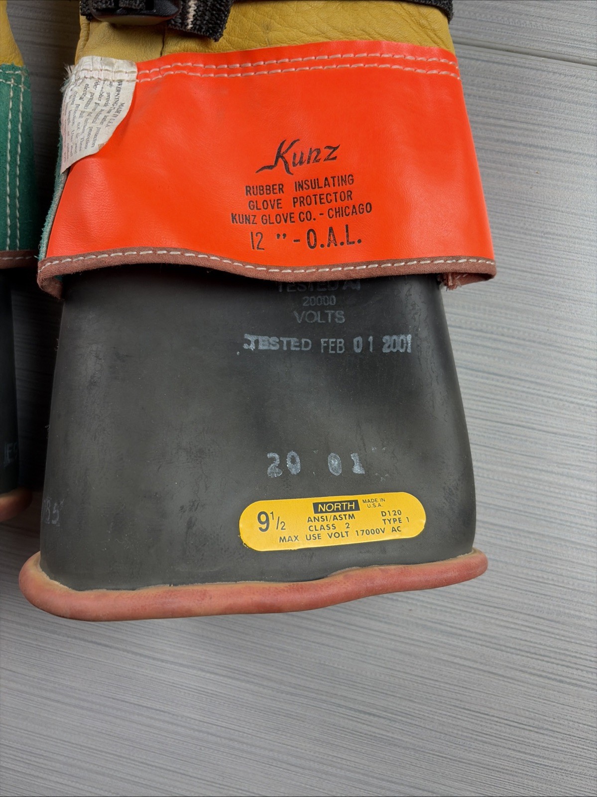 SALISBURY/NORTH SIZE 9 1/2 D120 CLASS 2 TYPE I 17000V LINEMAN GLOVES with BAG