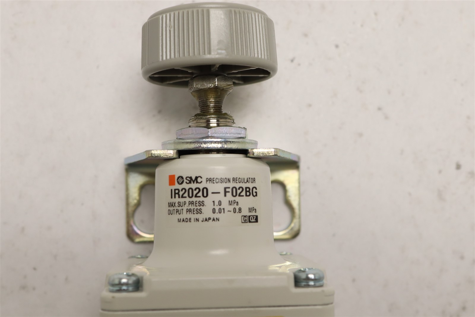 SMC PRECISION REGULATOR OUTPUT 0.01-0.8 MPa PORT THREAD TYPE G 1/4″ IR2020-F02BG