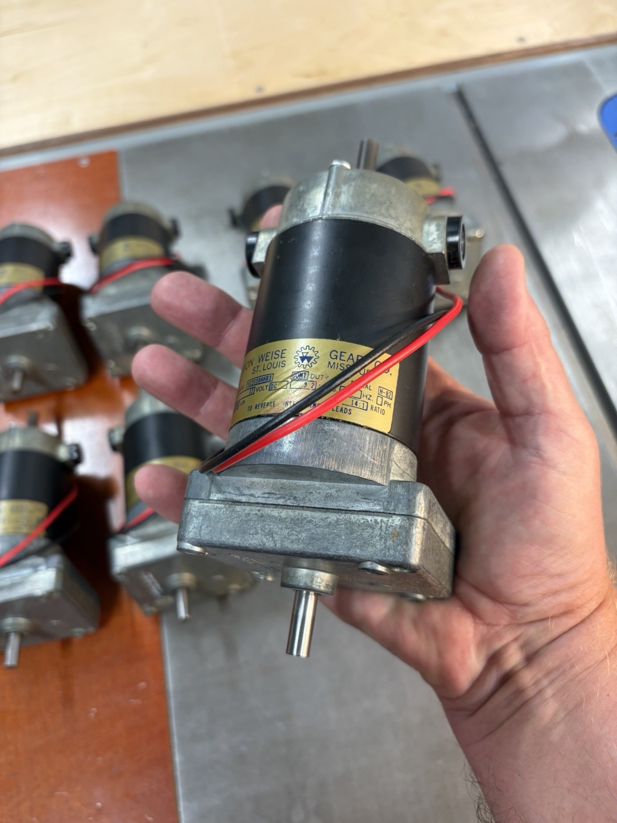 QTY 1 VON WEISE GEAR MOTOR 12 VOLTS 14:1 RATIO BOTH SHAFTS ARE 5/16″ DIAMETER