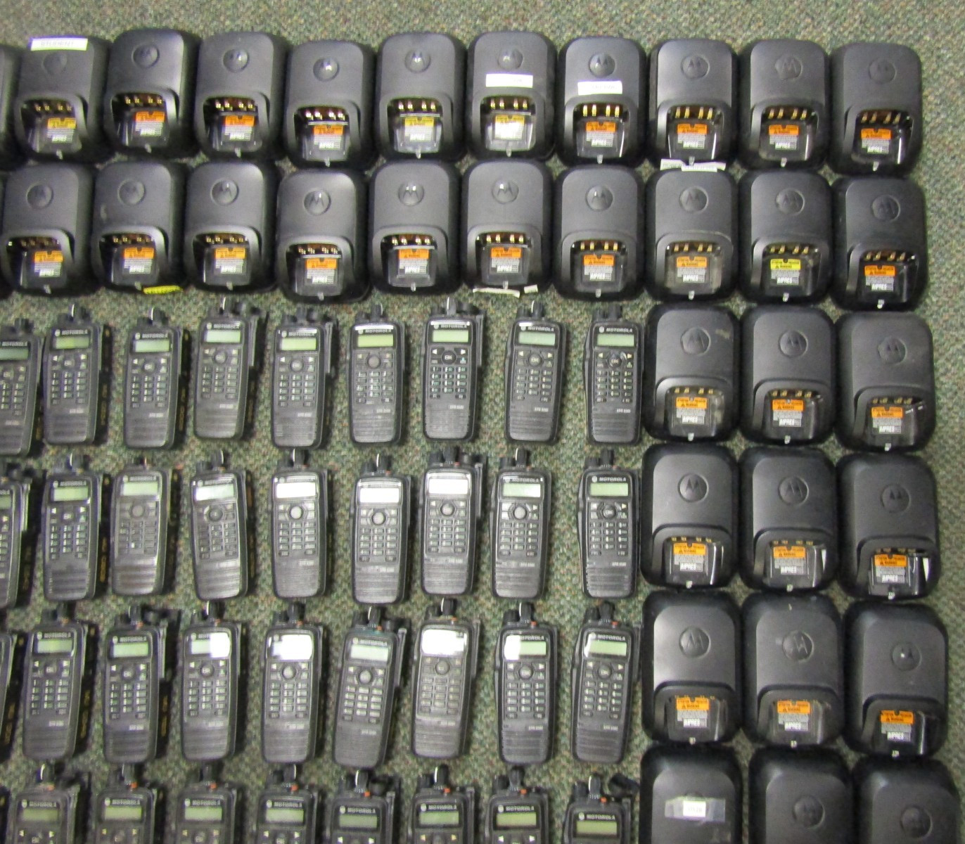 Lot of FIFTY Motorola XPR6580 AAH55UCH9LB1AN 800/900MHz Two Way Radios w Charger
