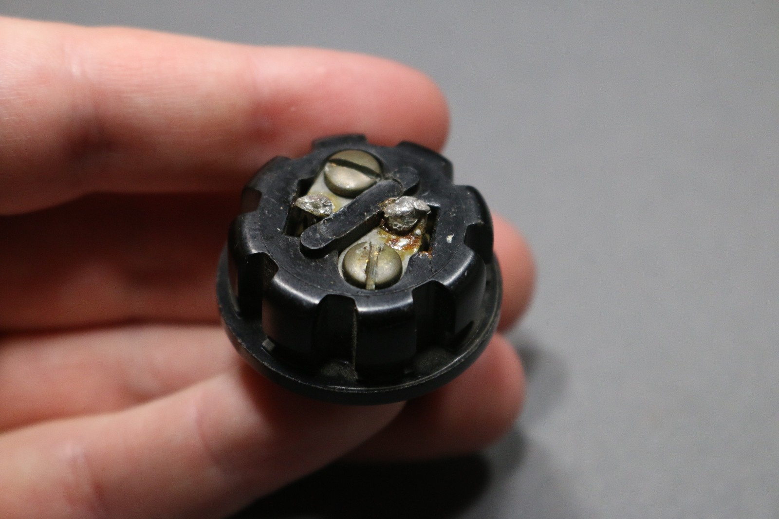 Vintage Amphenol AC Power Plug 2 pin Male 61-M 10A 250V 15A 125V Non-Polarized
