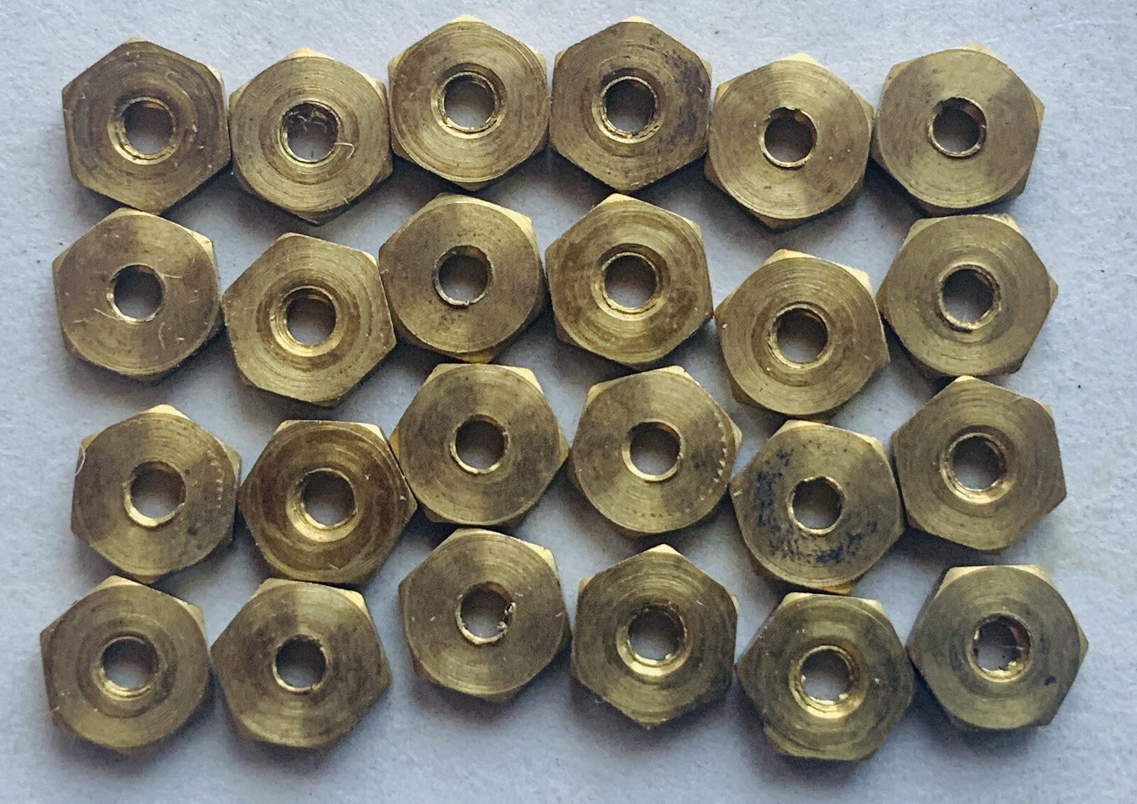 BRASS ROUND HEAD SLOTTED MACHINE SCREWS, NUTS 0-80 x 5/16″ 24PCS. NEW MODEL R.R.