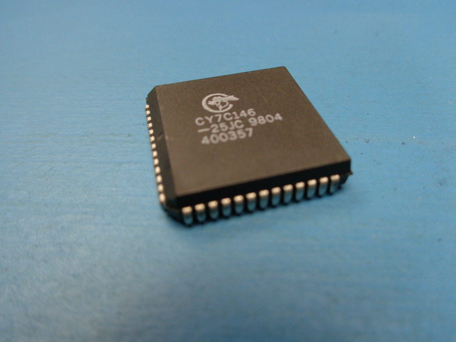 (1) CY7C146-25JC 16K 2Kx8 5V 25NS ASYNC DUAL PORT SRAM 52 PIN PLCC STATIC RAM