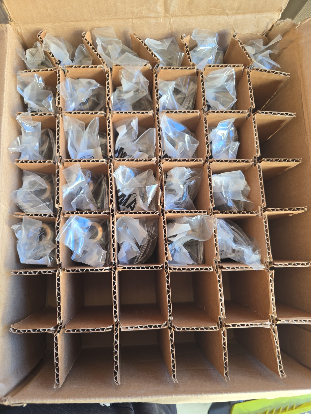 Lot of 26 UXP – 4MT – 12s Connectors JMA