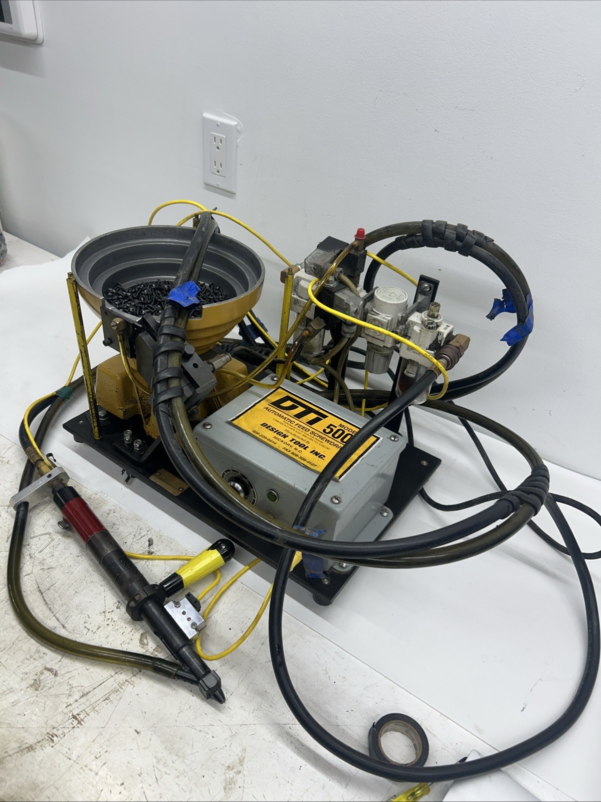 DTI 5000 Automatic Feed Screwdriver. Industrial Automatic Blow Feed Screw Gun.