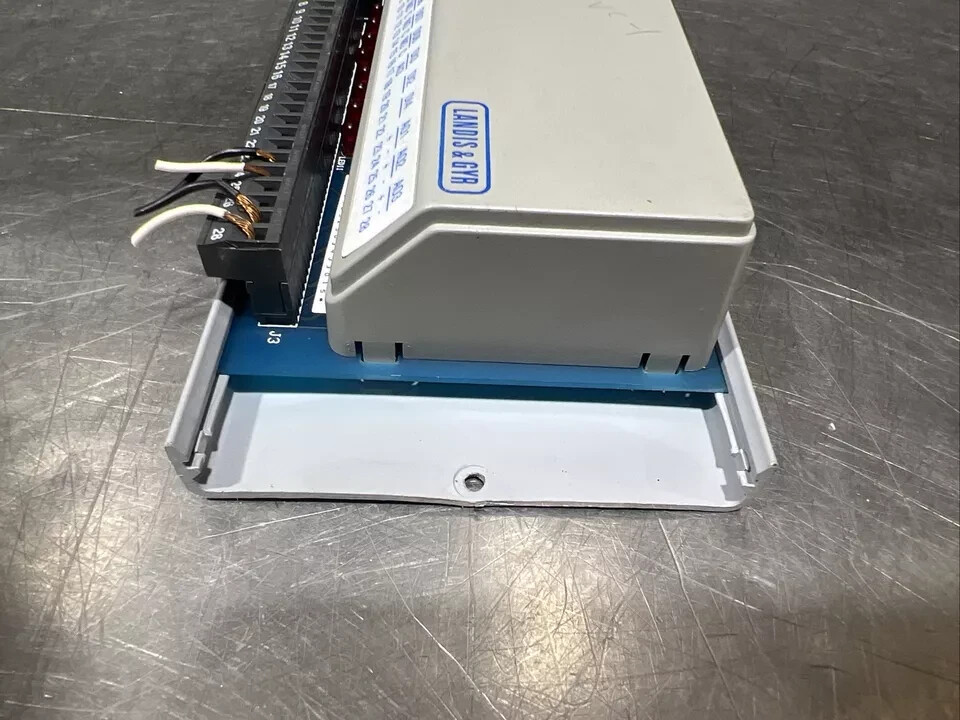 540-509 LANDIS & GYR Unit Vent Controller Open Box Never Used