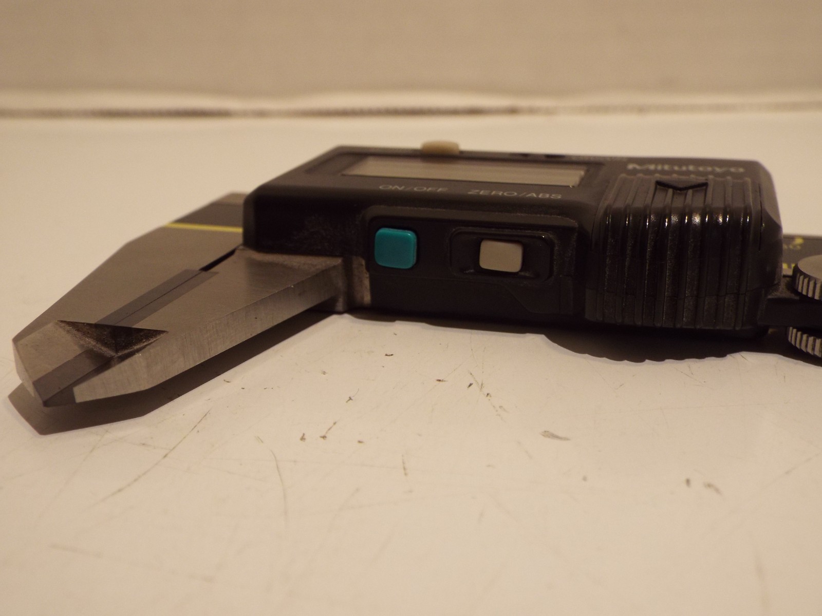 Mitutoyo Digimatic 0-6″ Digital Caliper 500-175 Model CD-6″CWW Carbide Faced