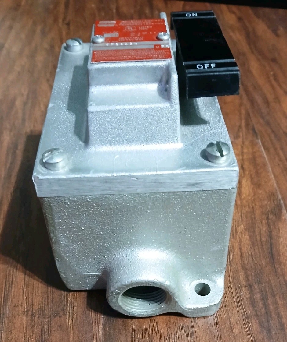 Crouse-Hinds EFS2194 Explosion Proof Tumbler Switch Condulet 3/4 EDS-271 New