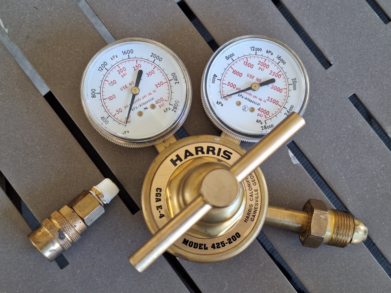 Harris 425 Single Stage Regulator AR HE N2 425-200-580 (3000773) NEW, Open Box