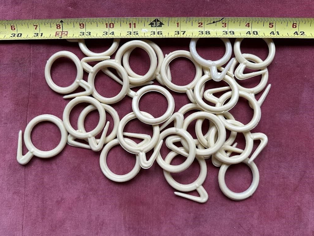 (1177.) Curtain Rings Plastic Round – ID 1-1/4″ (24 pc Lot)