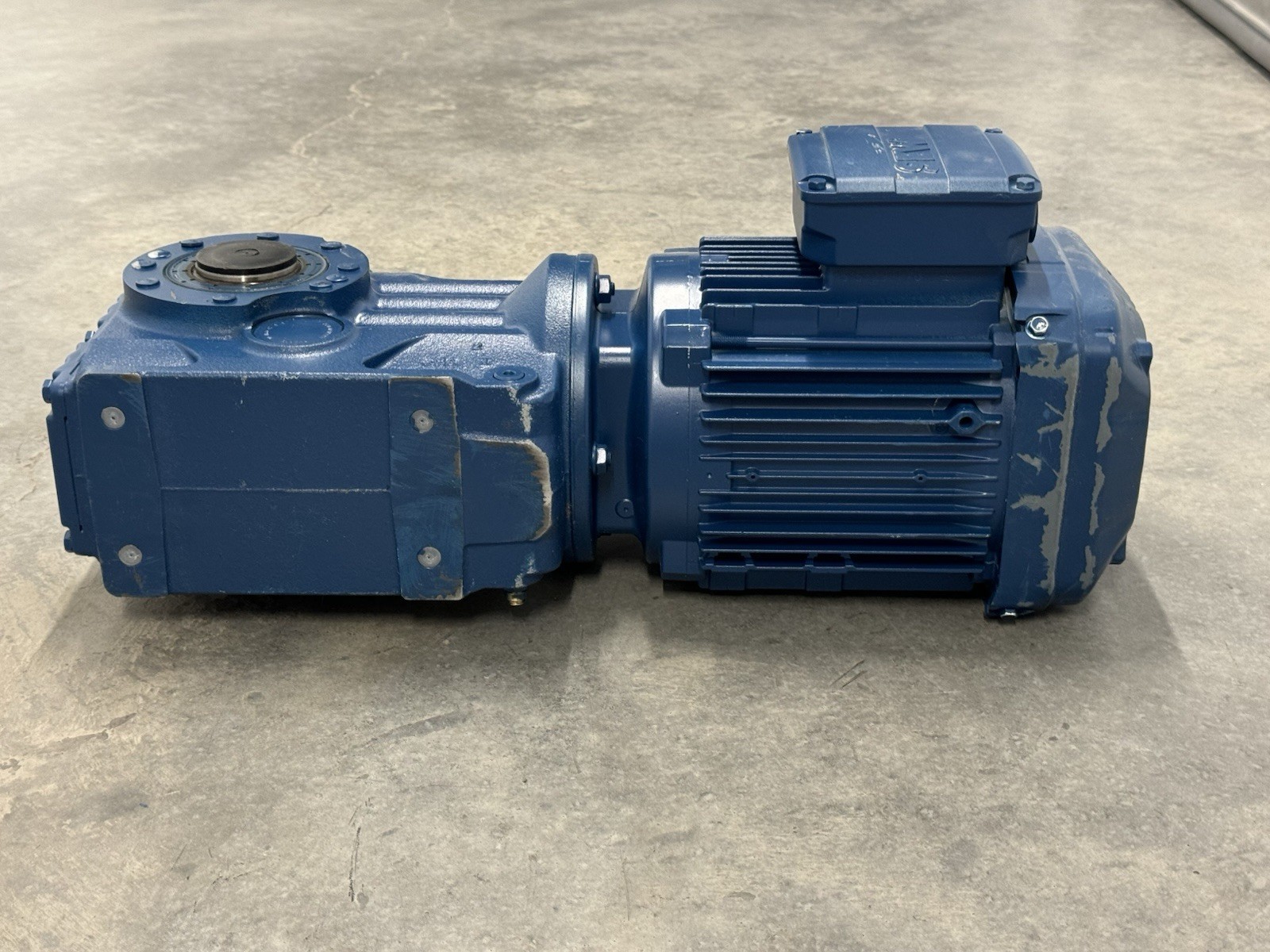NEW SEW-EURODRIVE KA47/T DRN90S4 GEARMOTOR 1.5HP 5.81:1