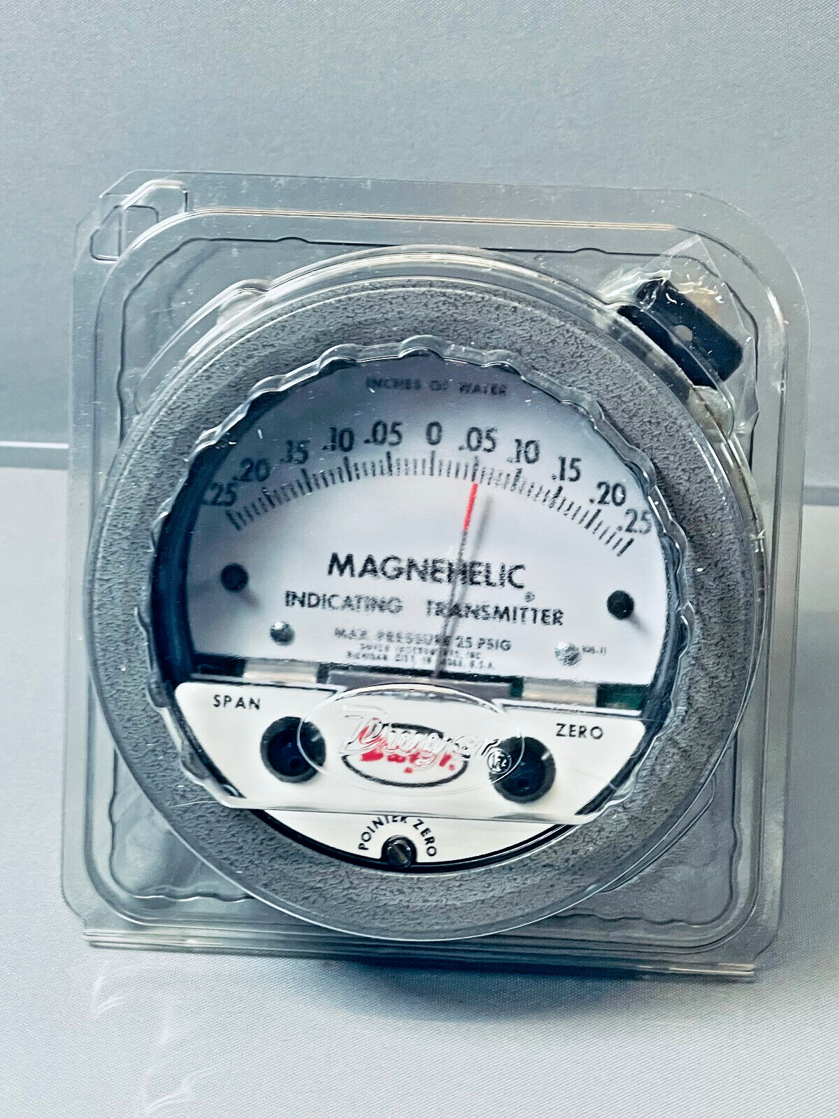 Dwyer 605-11 Magnehelic Differential Pressure Indicating Transmitter