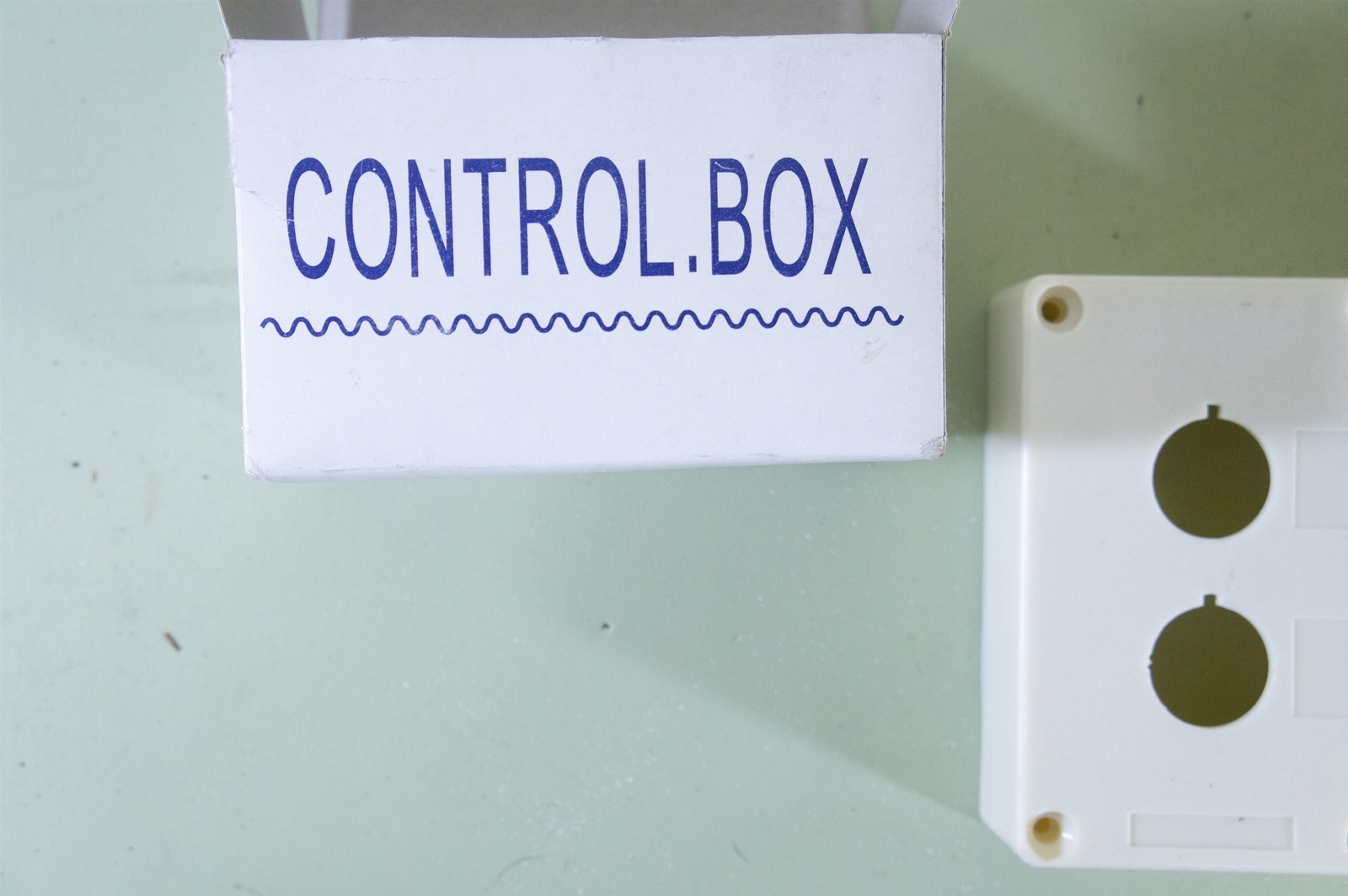 Suns International CA-BX2 White Pushbutton Enclosure 2 Hole 2.5×2.75×4.75 New