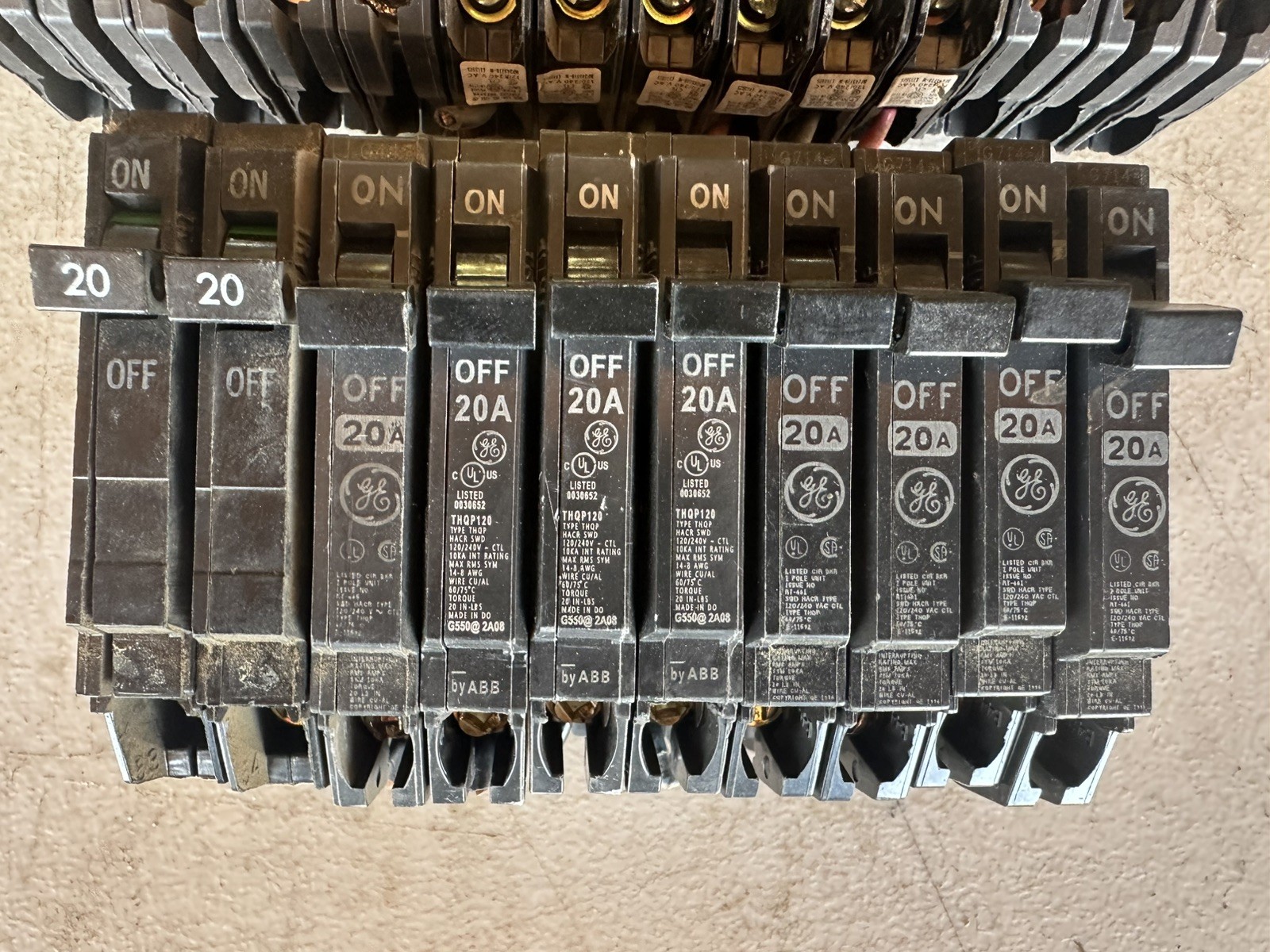 LOT OF 26* GE Thin Q-Line 15 & 20 Amp 1-Pole Circuit Breaker THQP115 P120