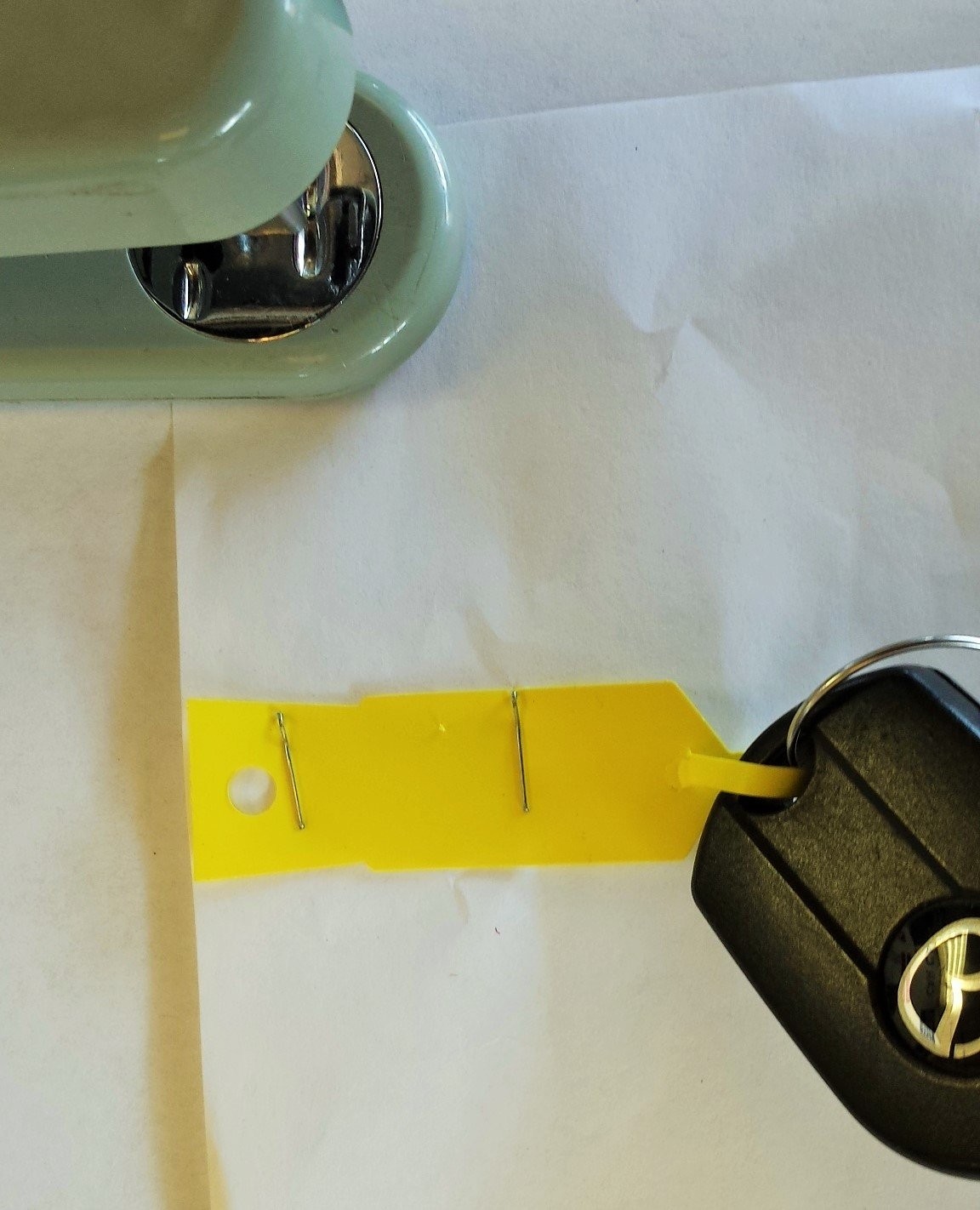 YELLOW Self-Locking Arrow Key Tags (1,000 per pack) Size 4 1/2″ X 3/4″ (YELLOW)