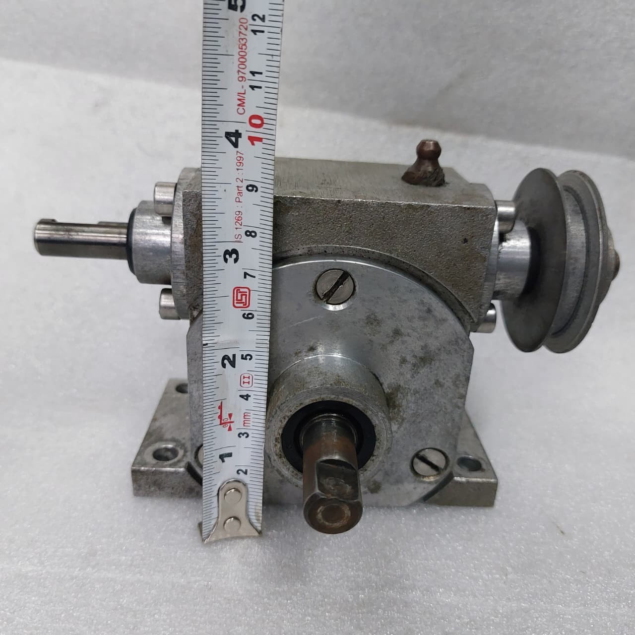 GEAR BOX (SPEED REDUCER) GEAR RATIO 17/1 .. IN SHAFT SIZE 10. MM OUTPUT 12.MM