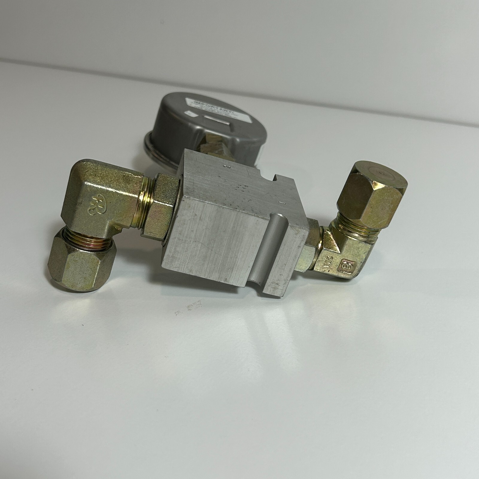 Parker B10-2-A8t Base Cartridge Valve WITH Marsh 3000 psi GAUGE & FITTINGS D371