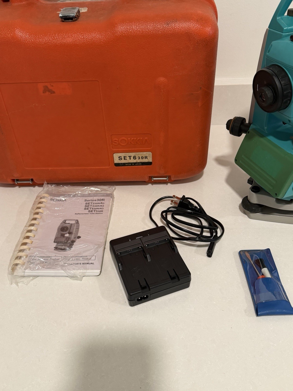 Sokkia SET630R Reflectorless Total Station W/ One Batteries, Case, Charger,