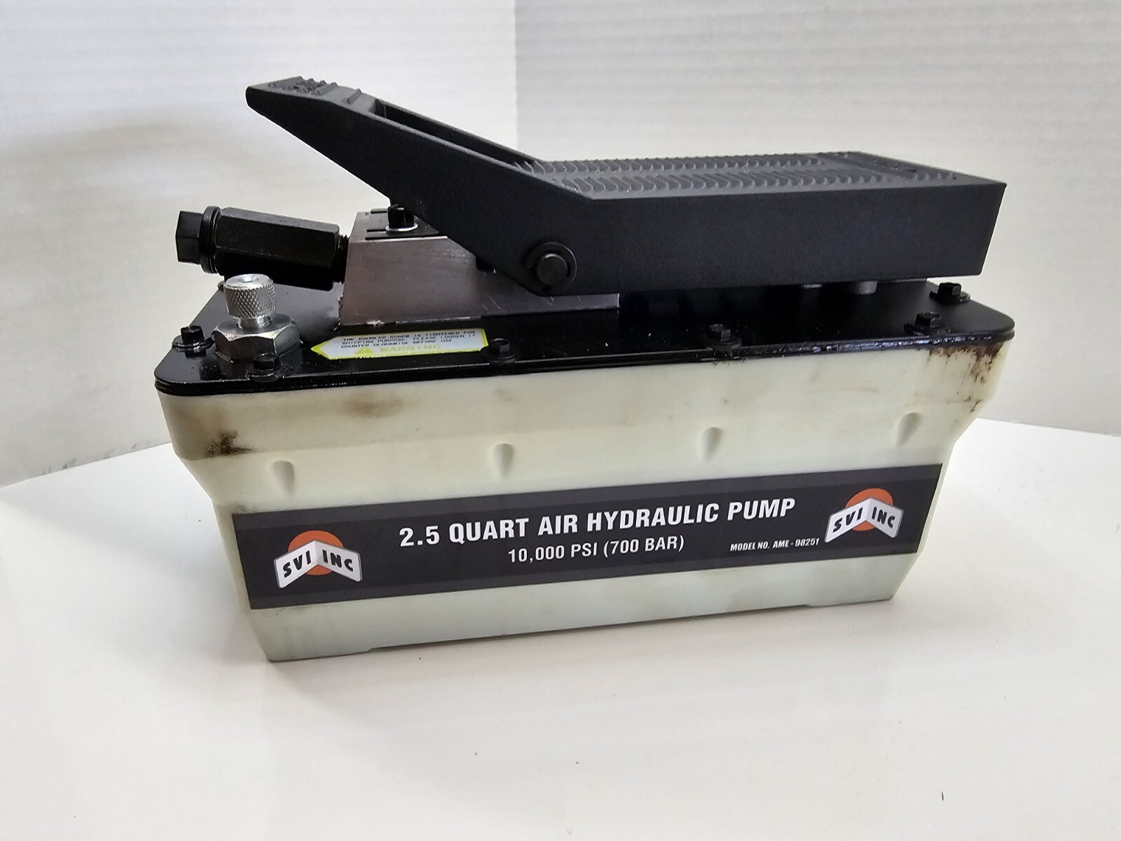 Svi Inc Hydraulic Foot Pump 10,000 Psi (700 Bar) 2.5 Quart Untested UP -2