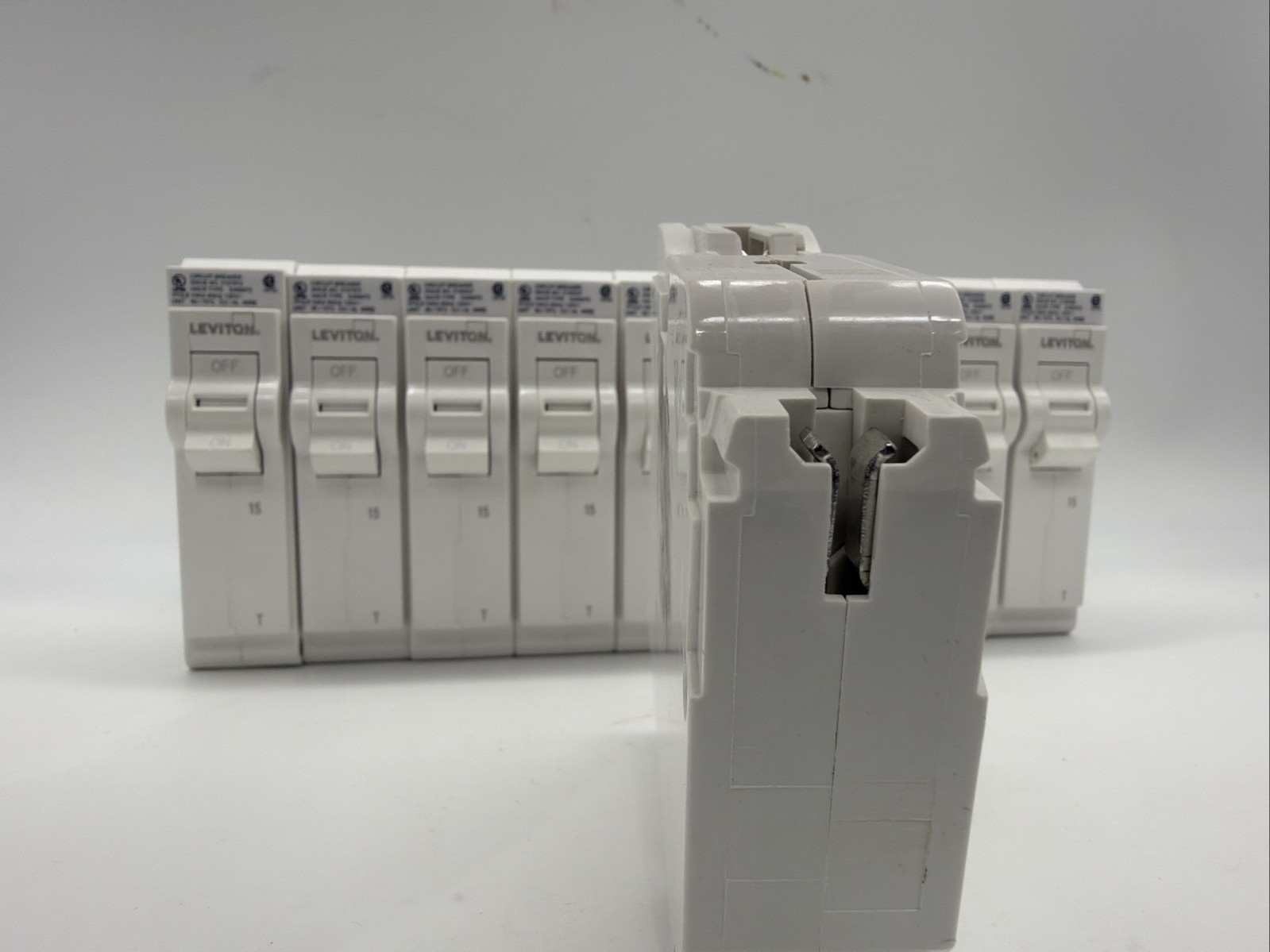 10 pcs LB115-T Leviton Standard 1-Pole 20A 120V Thermal Magnetic Circuit Breaker