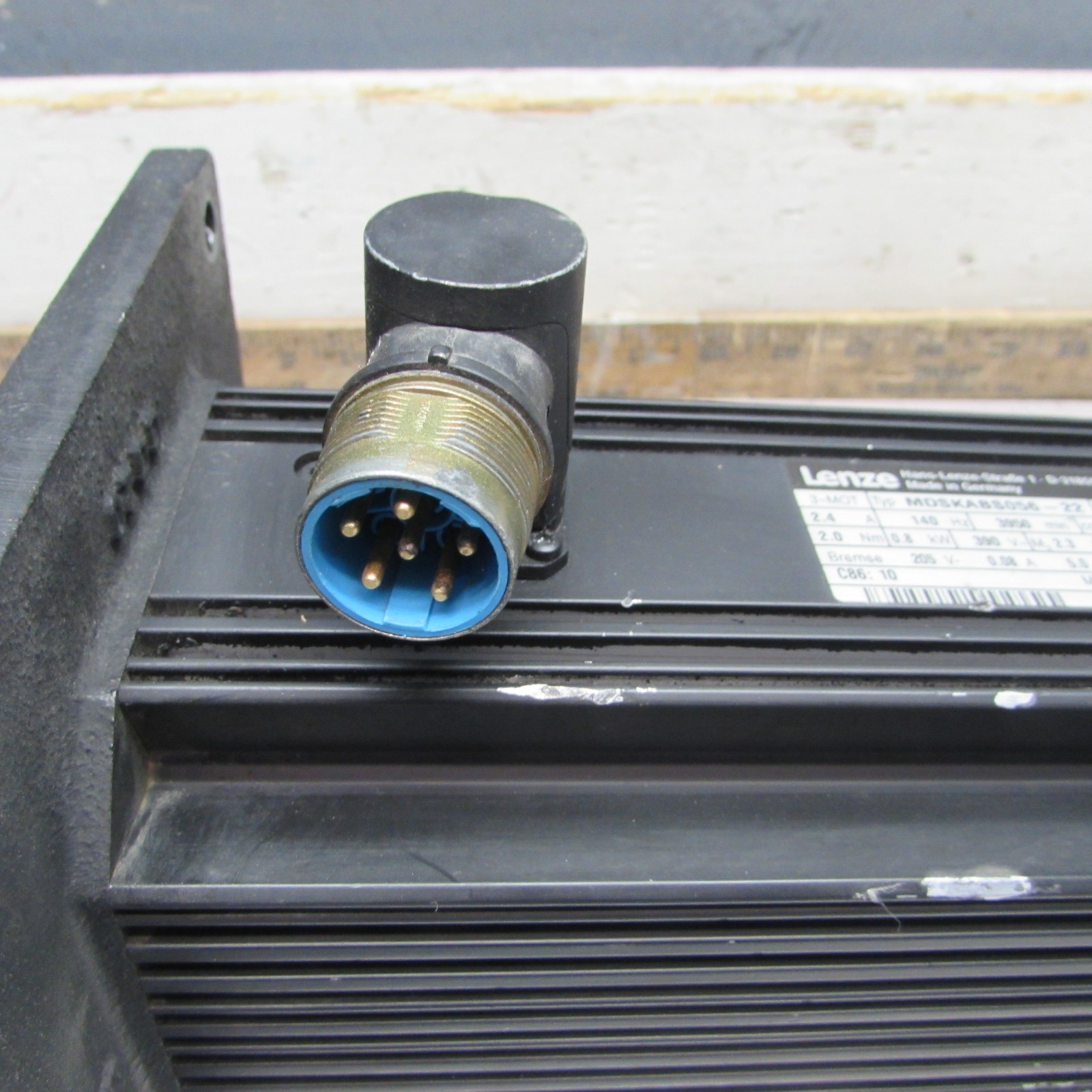Lenze MDSKABS056-22 , Servo Motor, 0.8kW/ 390V /3950rpm, TAKEOUT!MAKE OFFER!