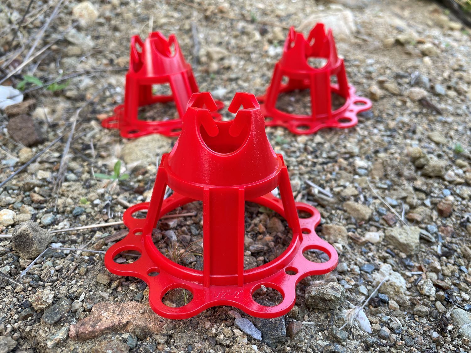 Sandbaggy Plastic Rebar Chair – Elevates Rebar 1 ½” or 2″ – Rebar #3 to #5 (Red)