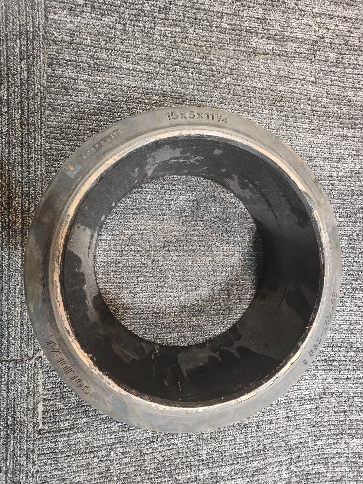(QTY 1) Solideal 15x5x11-1/4 Smooth Press-On Forklift Tire 381/127-285.8 Metric