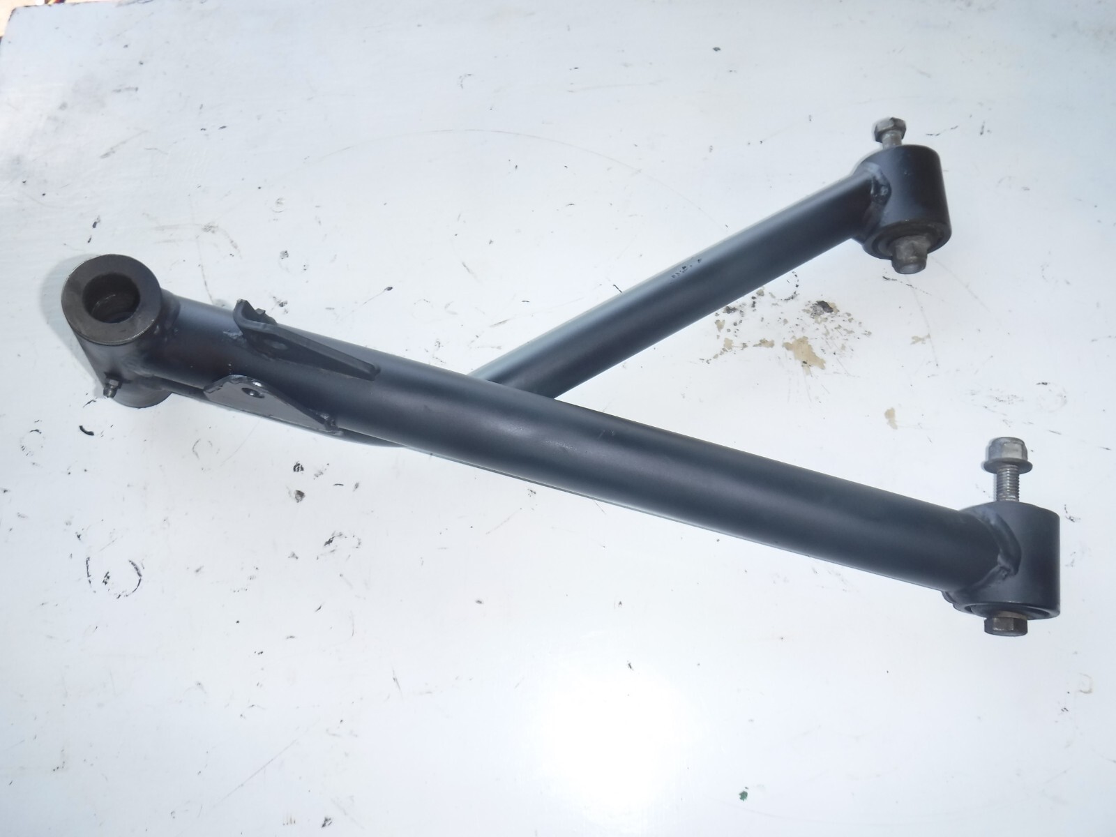 GENUINE JOHN DEERE FRONT RIGHT LOWER ARM FOR MULTIPLE GATORS PART# AM141133