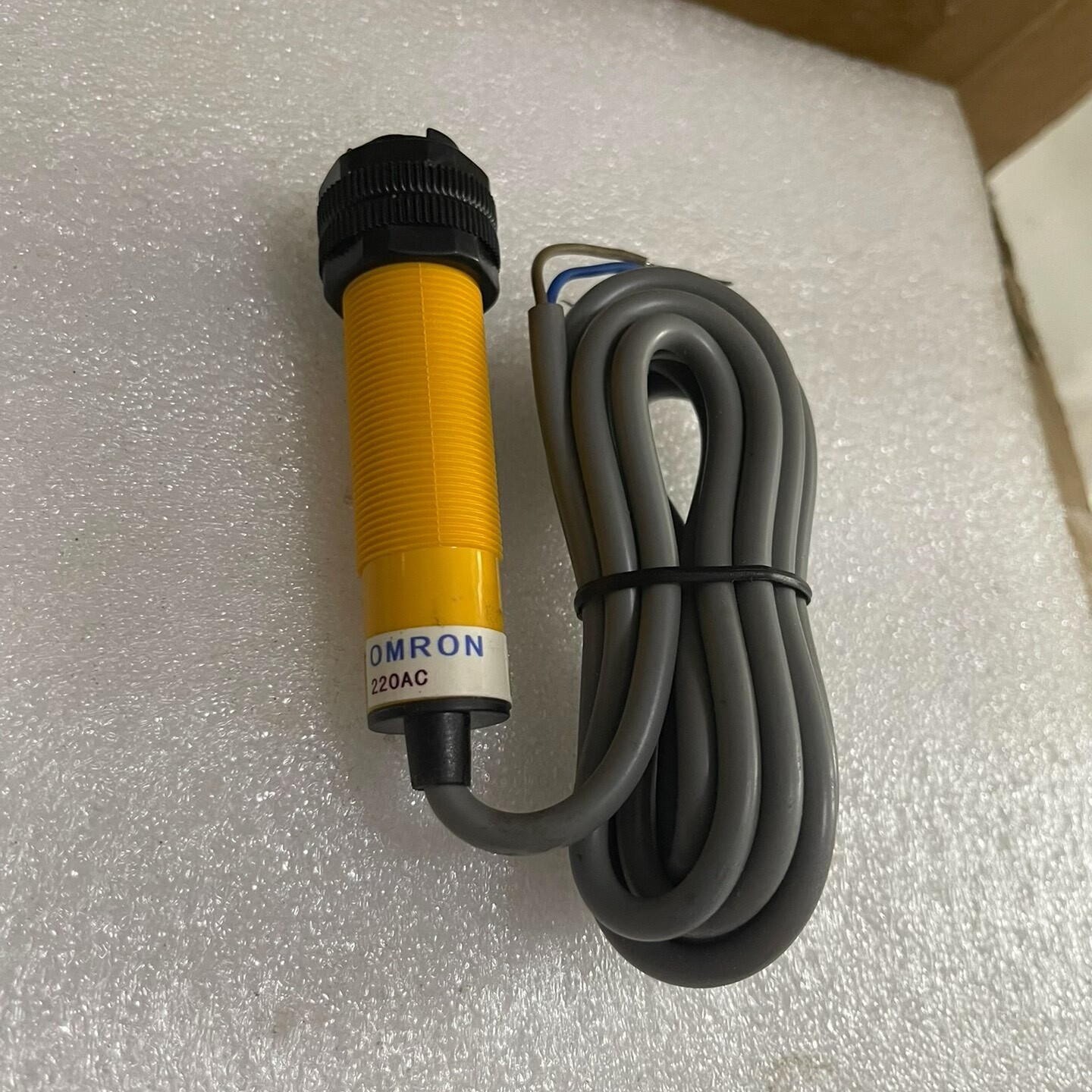 One Omron E3F2-R2Z1 Welcome counteroffer
