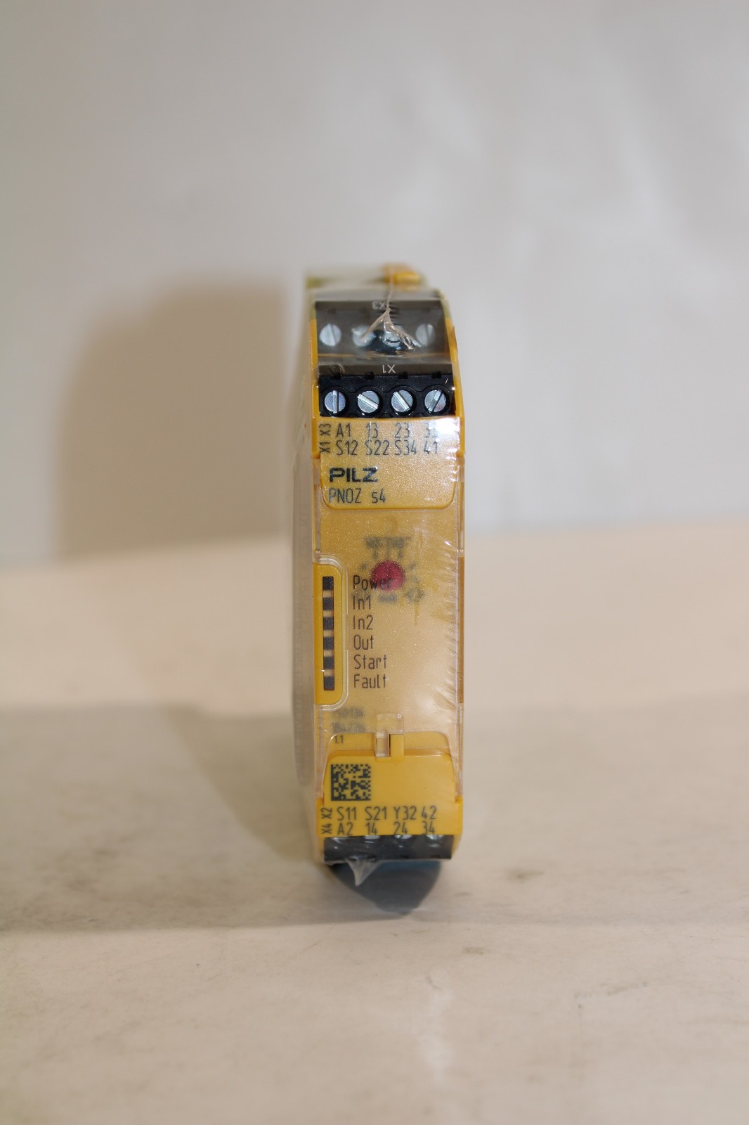 Pilz PNOZ s4 48-240VACDC 3n/o 1n/c No.750134 Safety Relay NEW