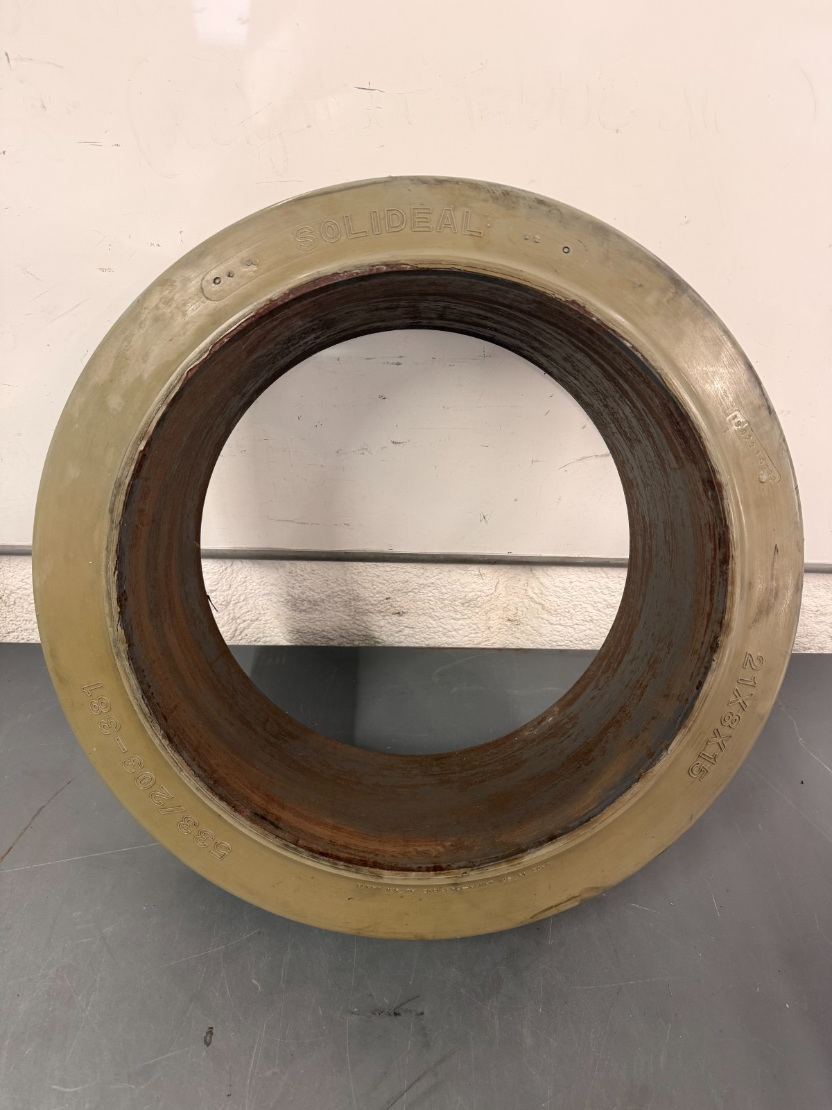 Solideal Smooth Press-On Solid 21 X 8 X 15 (21×8-15) (533/203-381) Forklift Tire