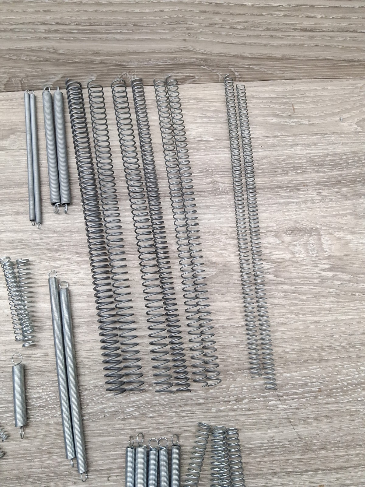 Assorted Springs 80 Pieces As Shown Various Sizes And Thickness ( Read Descripti