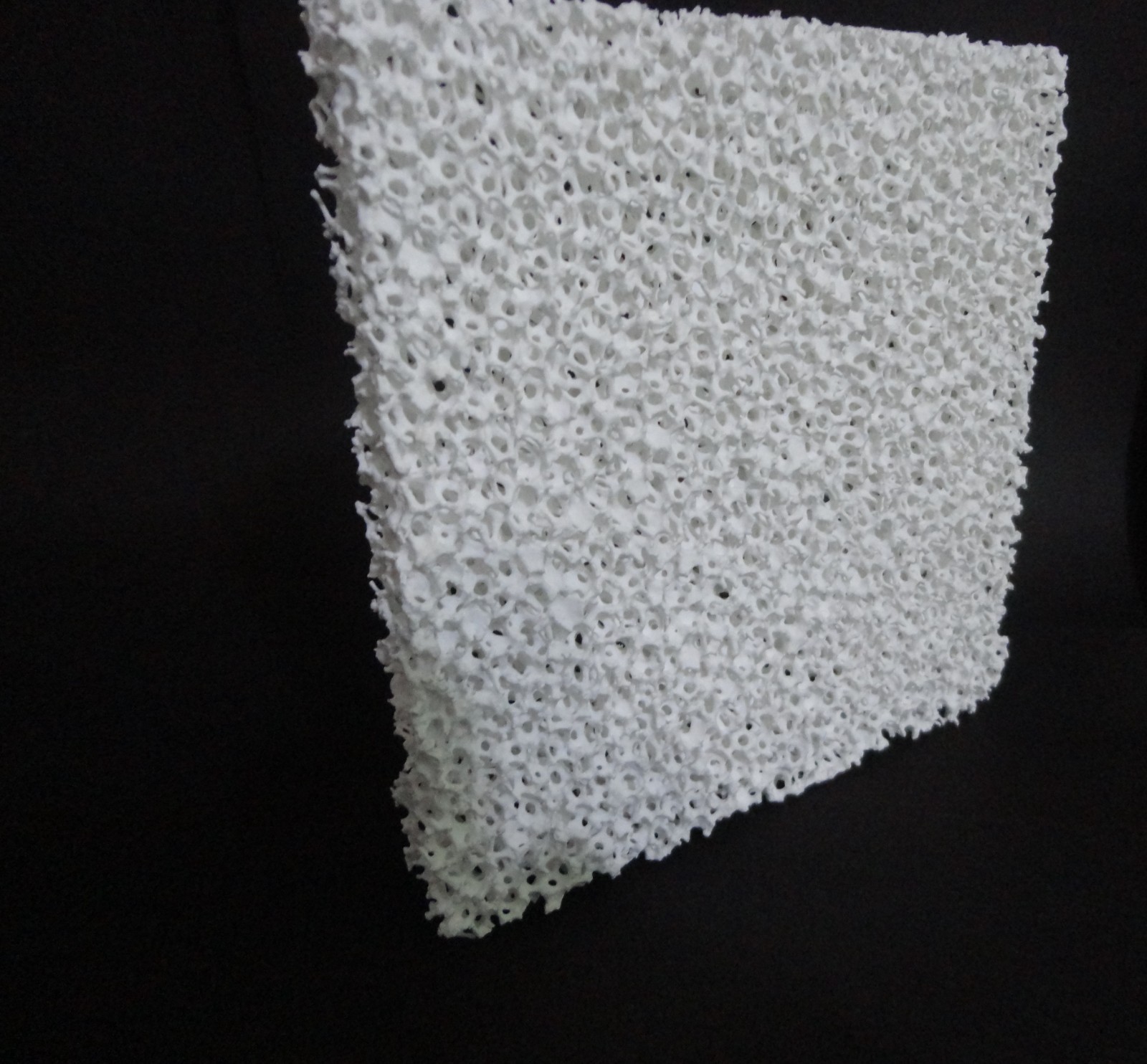 ONE 6″ x 6″ HIGH PURITY RECTANGULAR RETICULATED SPONGE ALUMINA 10 ppi No. 823