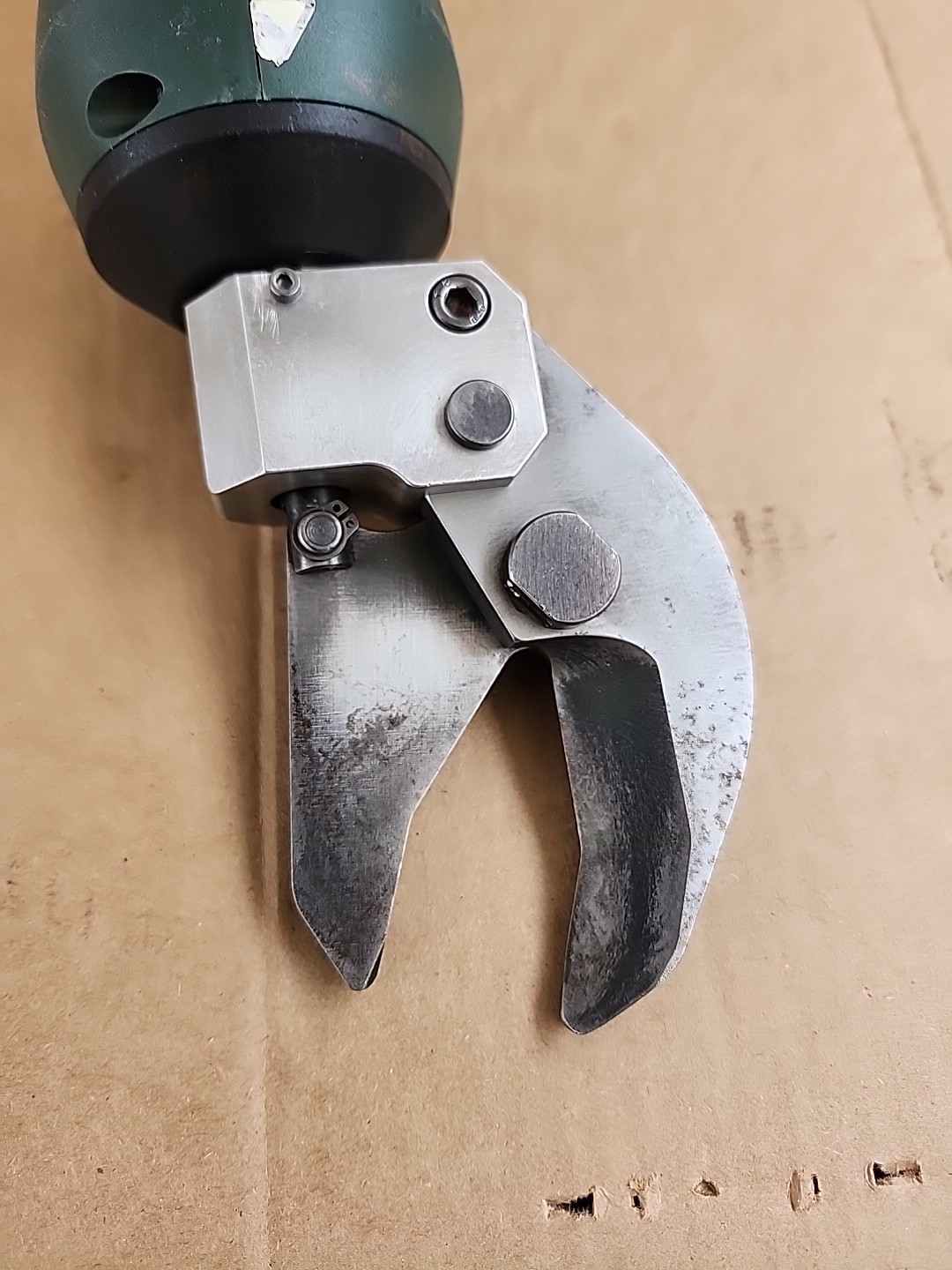 Greenlee Gator Cable Cutter Es32x W 5.0Ah Battery