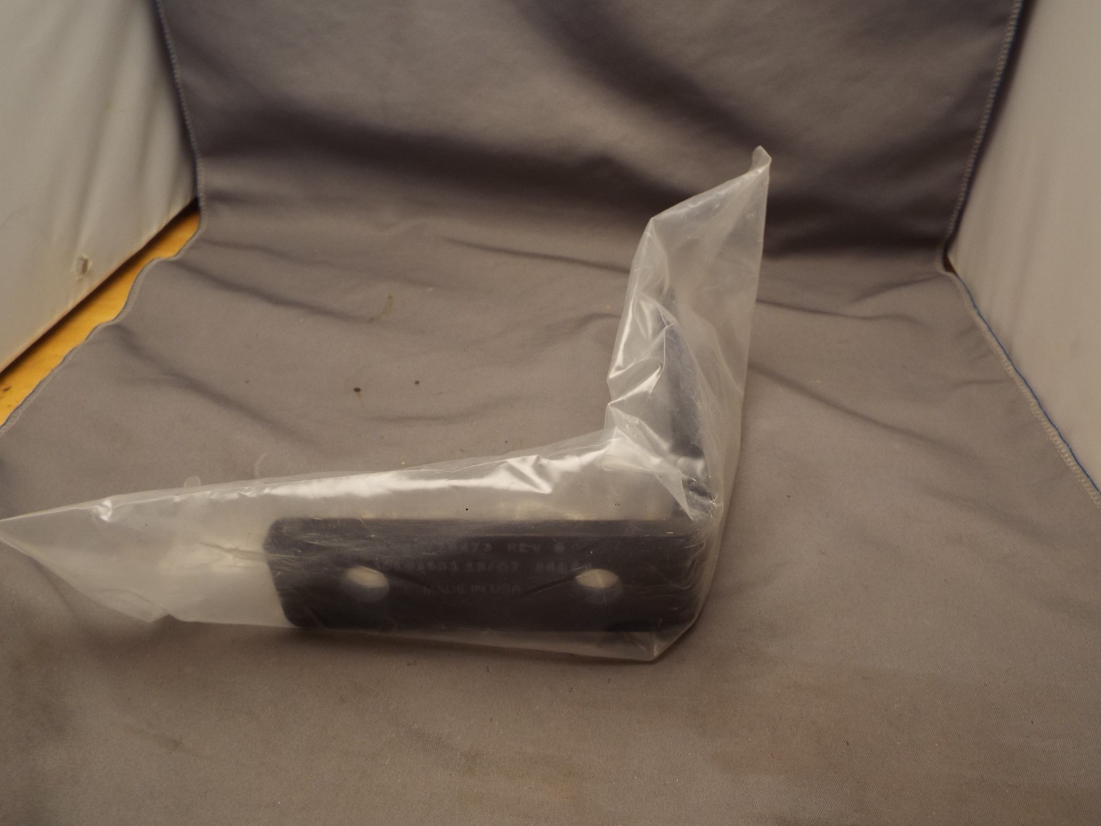 B116 APPLIED MATERIALS BRACKET GEN RACK FLOOR MOUNT 0020-76473