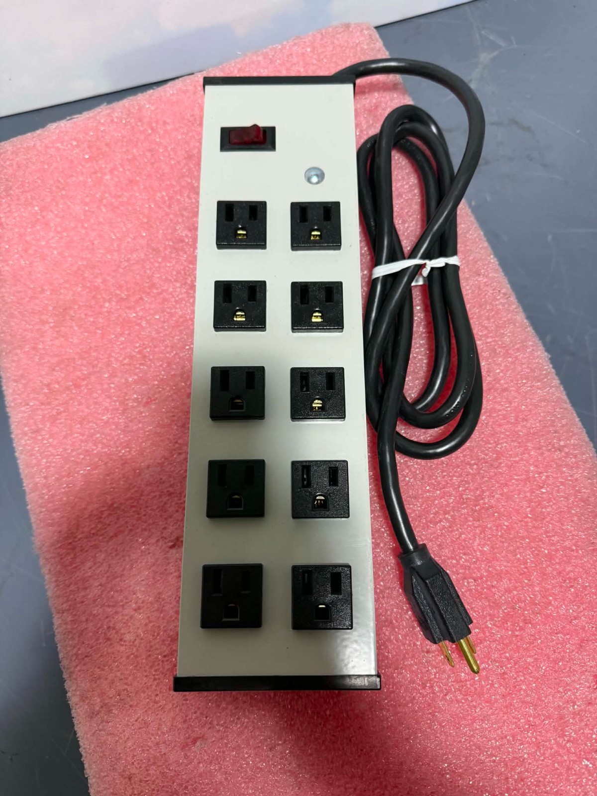 Legrand UL210BC 10 Plug-In Outlet Center Lighted Power Strip 120VAC NEMA 5-15 6f