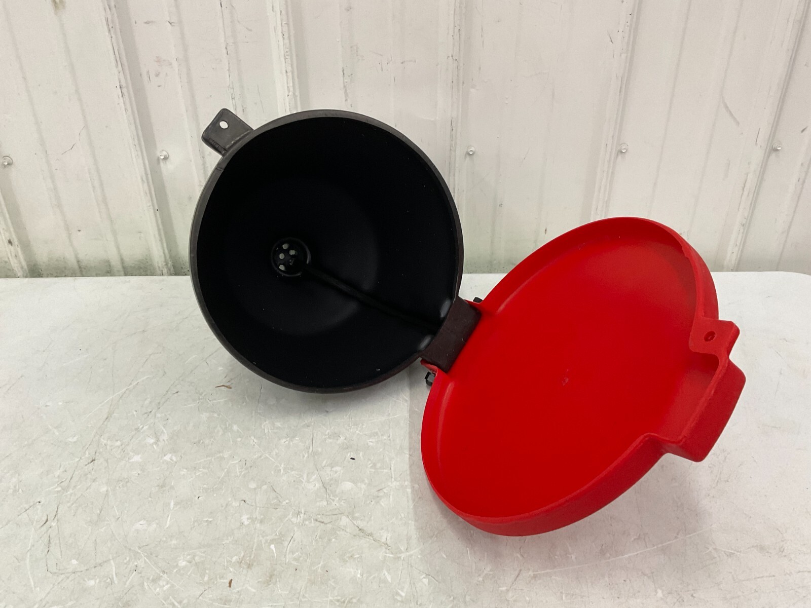 ULTRATECH – 651 Drum Funnel with Lid 13 3/8 in x 11 in