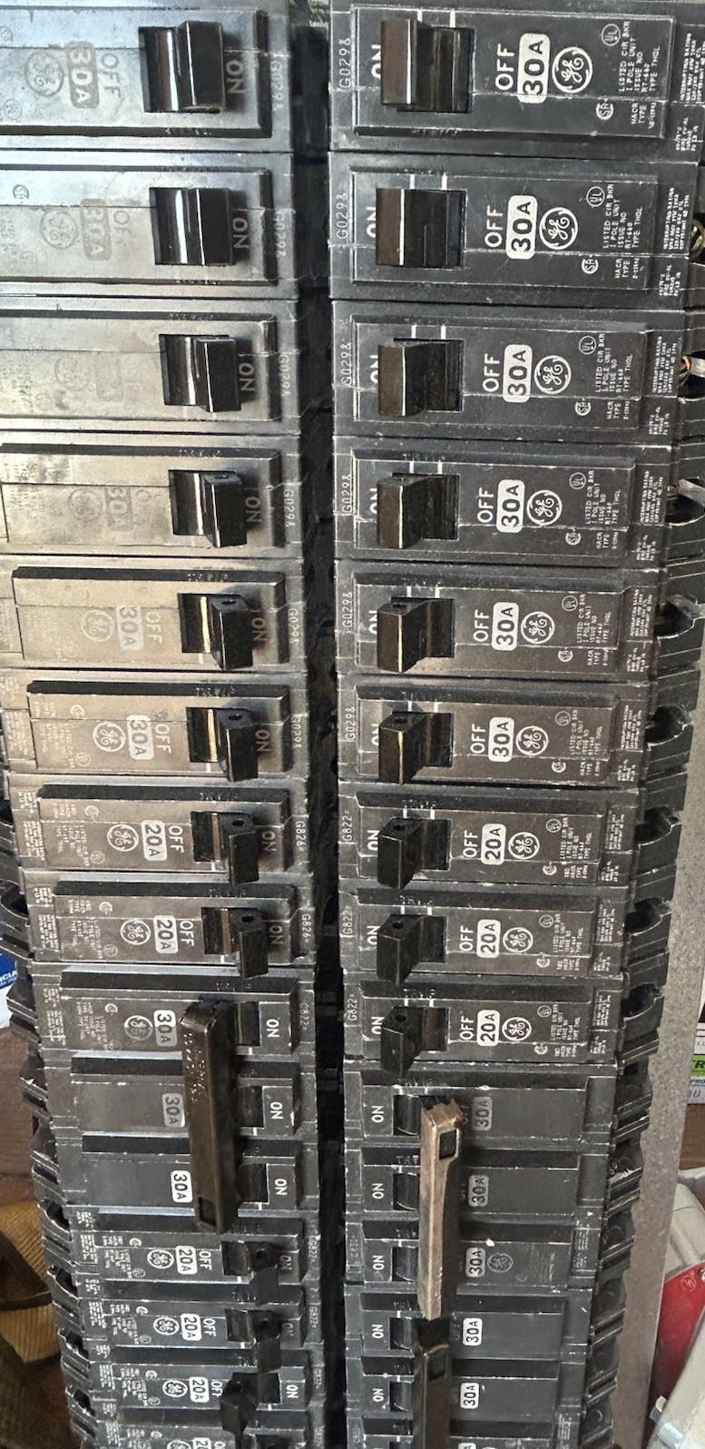 GE 225 AMP 42 CIRCUIT MAIN LUG PANEL 120/240 VAC TM42422 3P Circuit Breaker