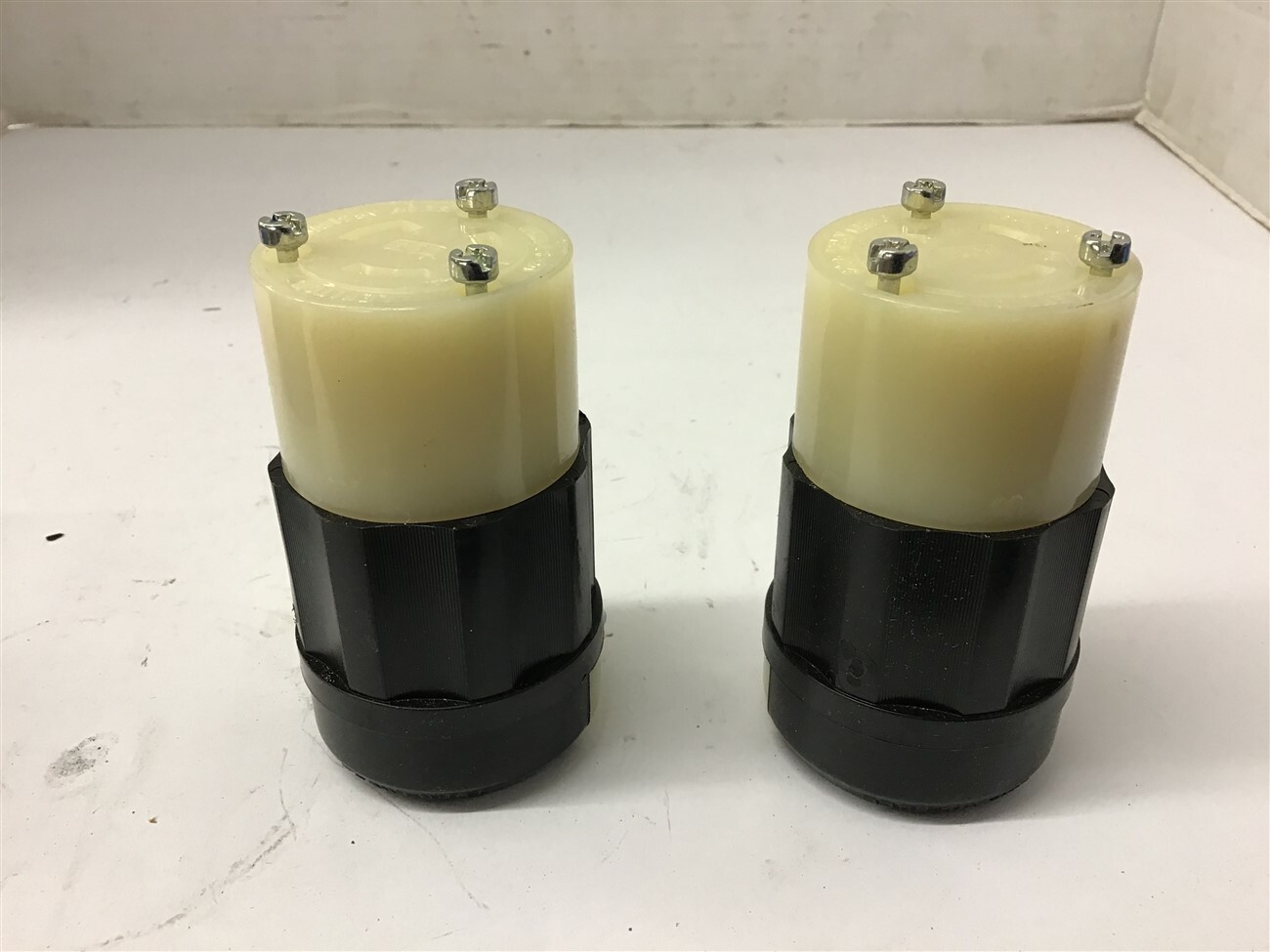 Leviton 2313 20 Amp 125 Volt Connector locking 2 Pole Lot Of 2
