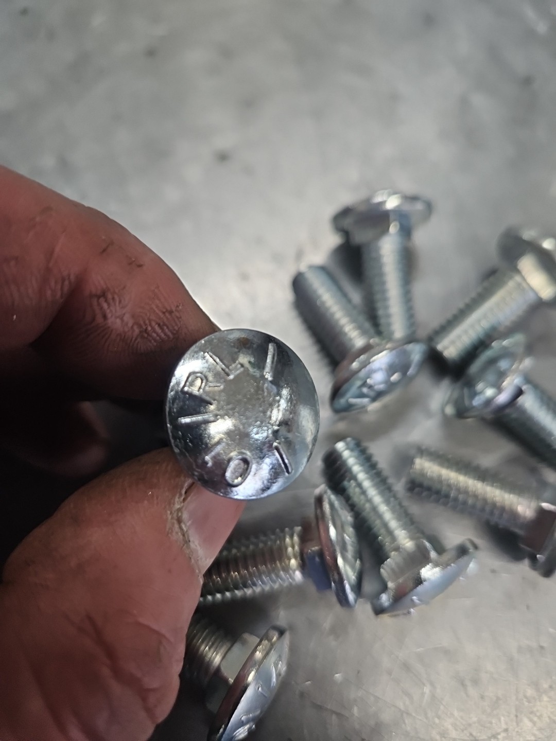 Grade 5 Carriage Bolt 3/8″-16 x 1″ Zinc Carriage Bolt 3/8 x 1 (10 PCS)