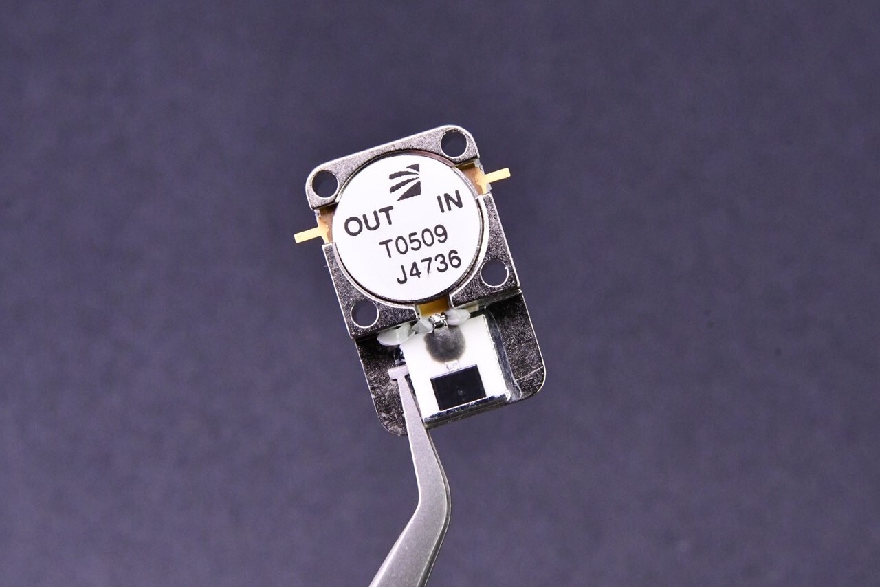 RF & Microwave Drop-In Isolator Frequency 5.2 to 5.8 GHz 20 dB 20W