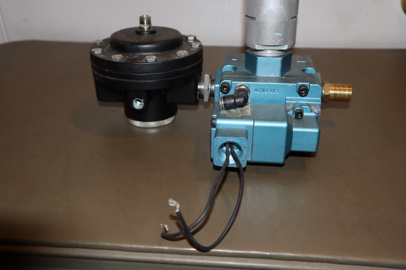 MAC 3 Way Spool Valve 250B-11-111CA & Norgren 11-008-009 Air Pressure Regulator
