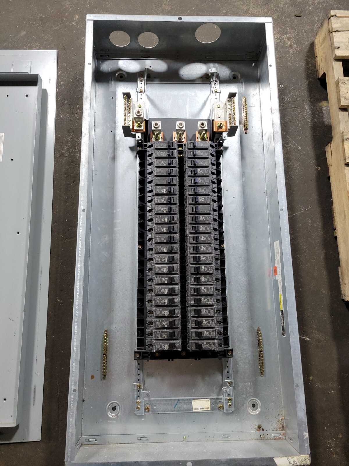 GE AQF3422MBX AXB7 A Series II Panelboard A Series II Panelboard 225 A 208Y/120V