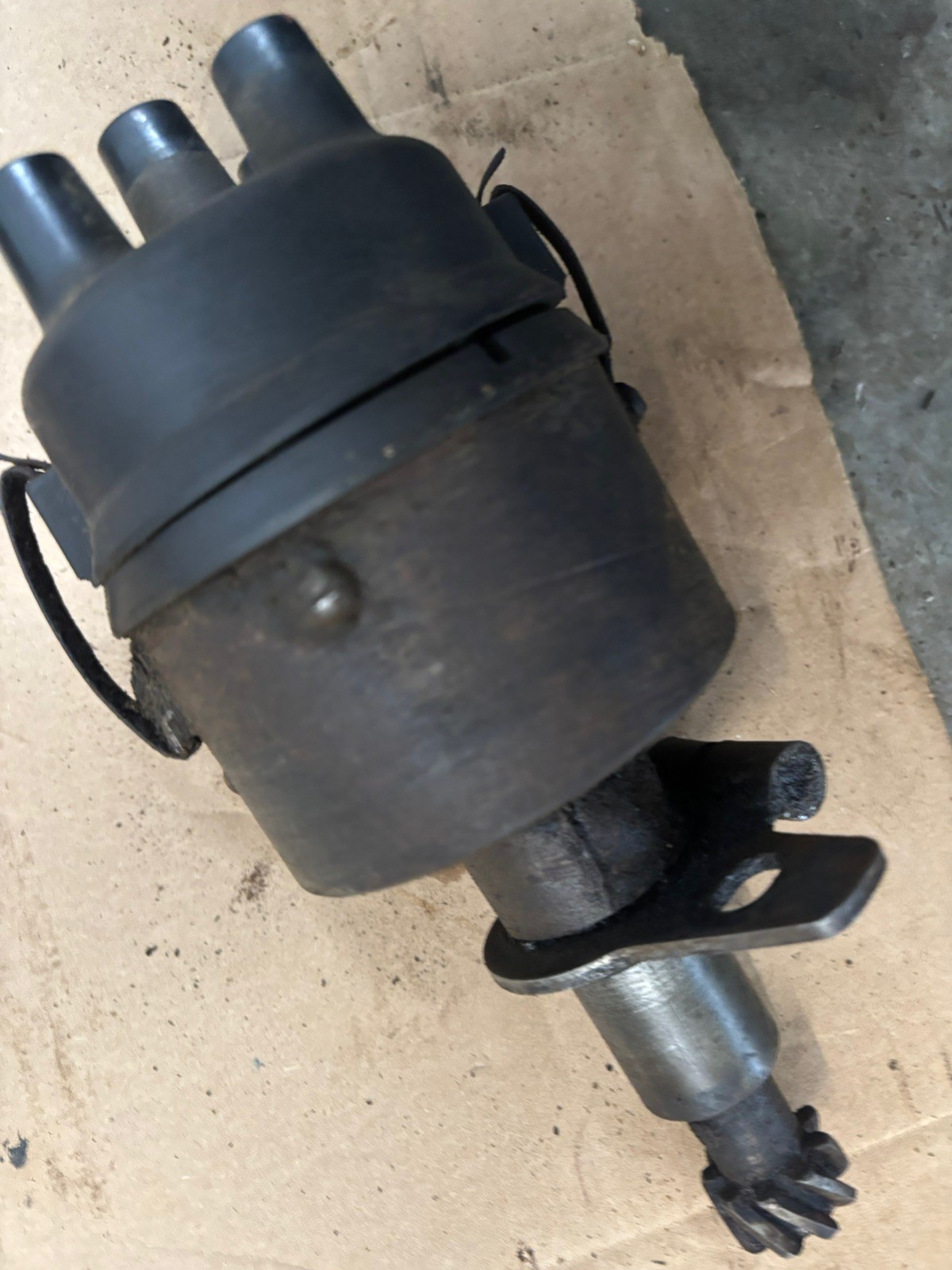VINTAGE MASSEY HARRIS FERGUSON 50 TRACTOR – ENGINE DISTRIBUTOR BY DELCO#1112570
