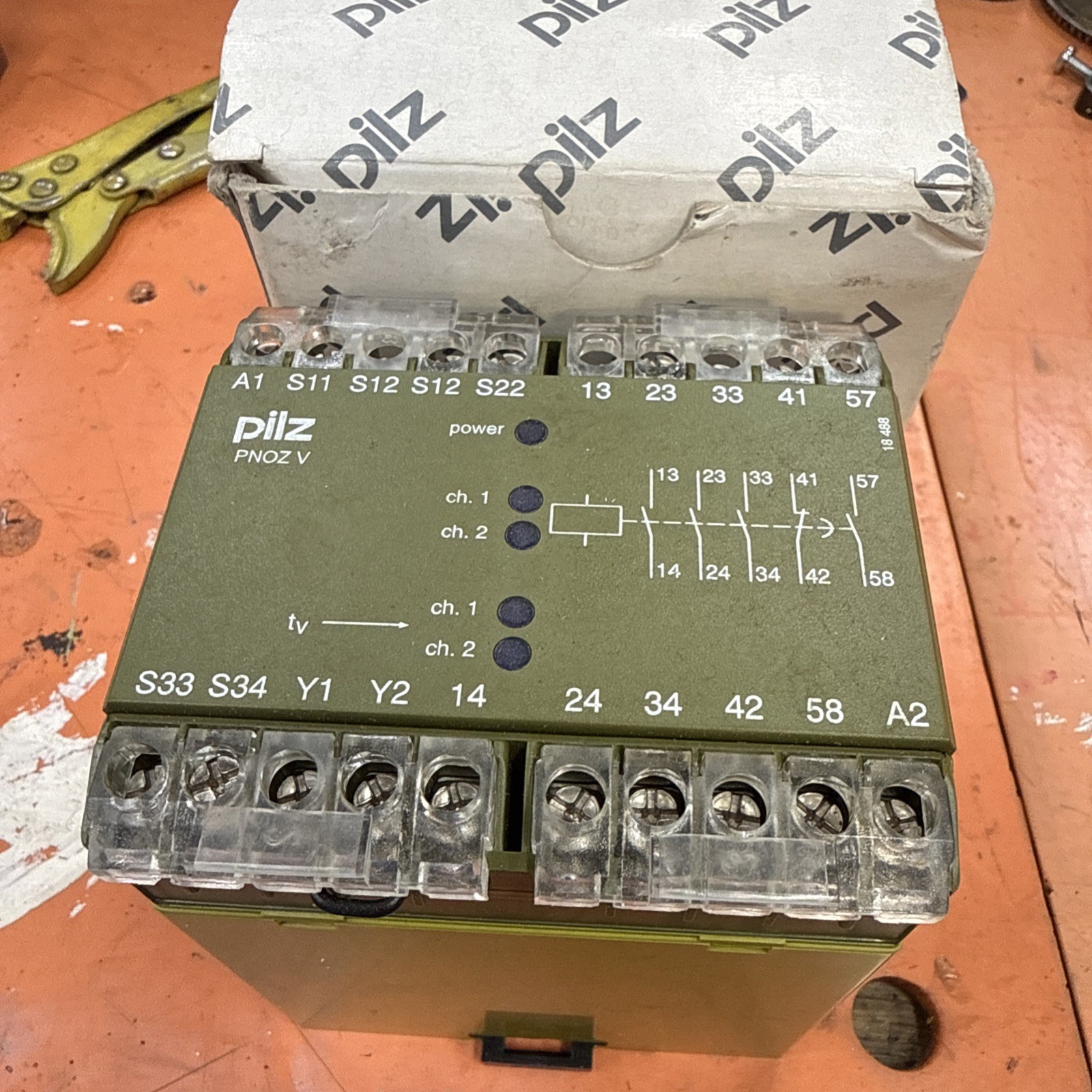 New In Box PILZ PNOZ V fest 3S 1SZ/10 Safety Relay ID 474799 NIB 24VDC coil